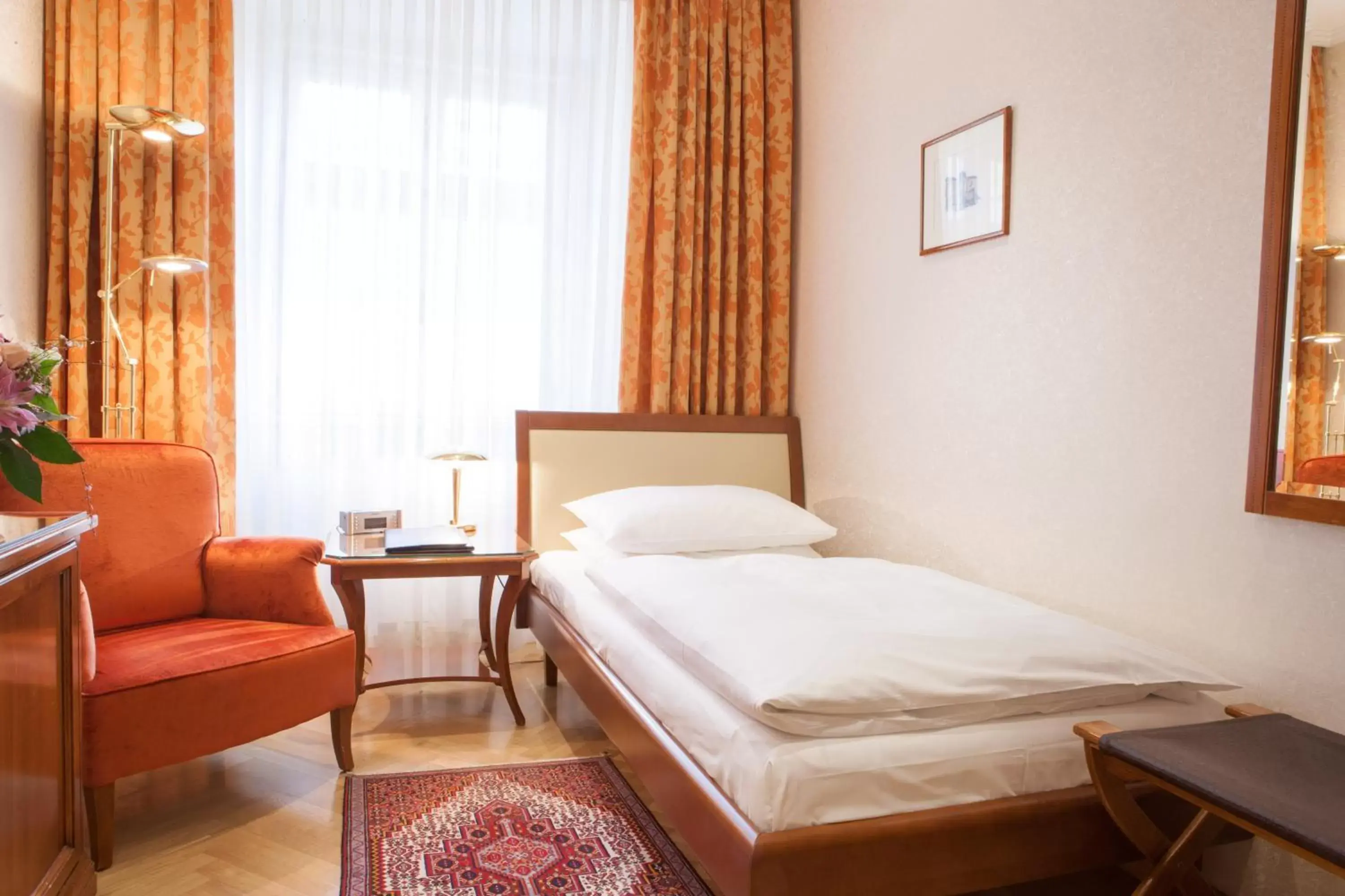 Photo of the whole room, Bed in Hotel Kaiserin Elisabeth Photo of the whole room, Bed in Hotel Kaiserin Elisabeth