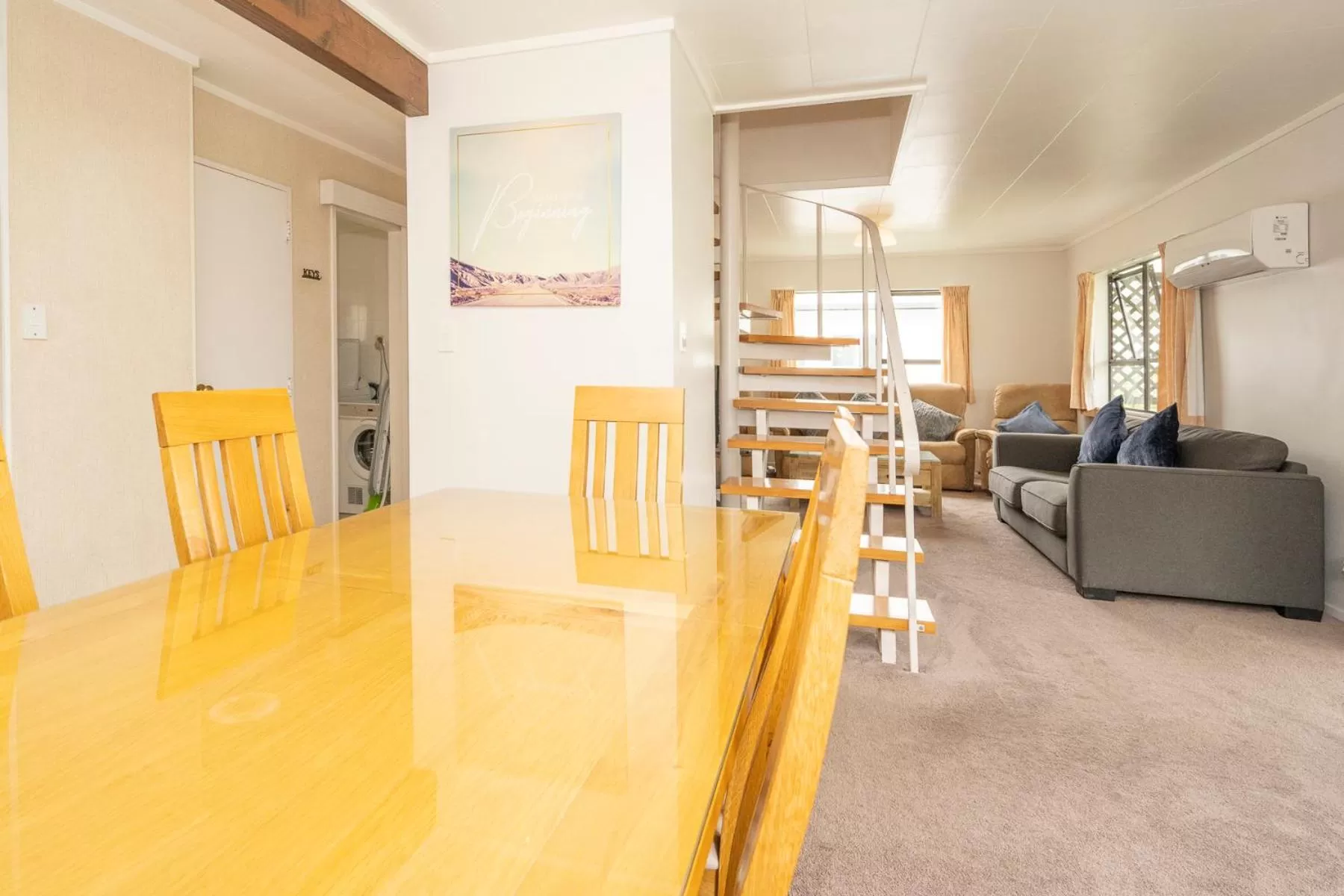 Dining area in Tudor Park Motel Spacious with kitchens 1 minute walk to restaurant and shopping centre and Gisborne Hospital