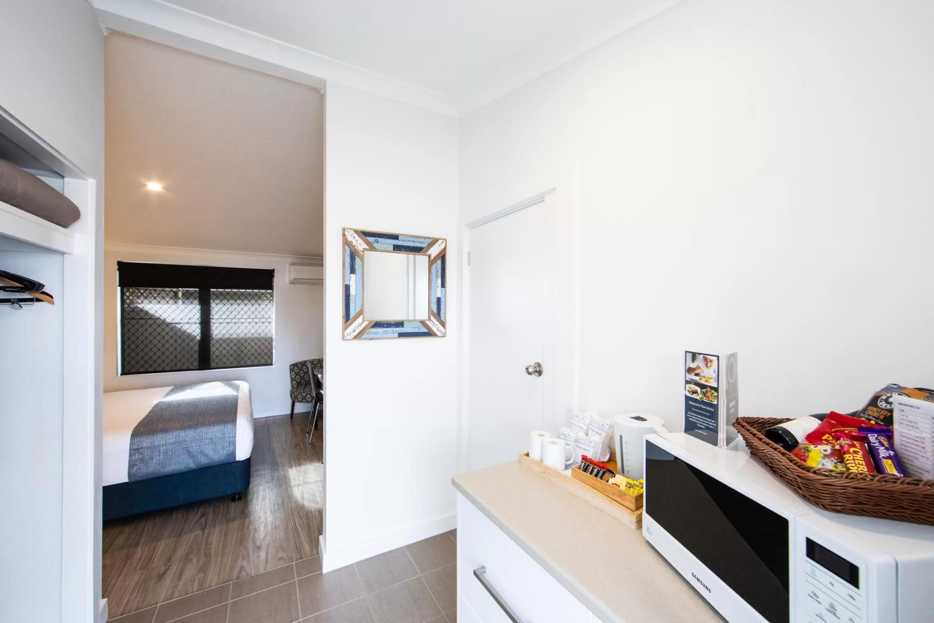 Food and drinks, Bed in New England Motor Lodge