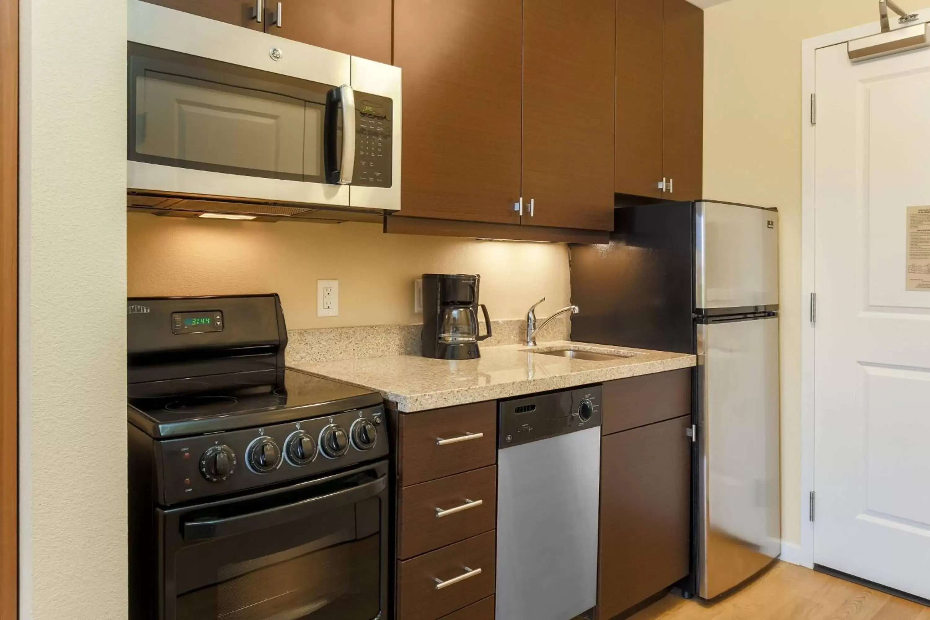 Bedroom, Kitchen/Kitchenette in TownePlace Suites by Marriott Cheyenne Southwest/Downtown Area