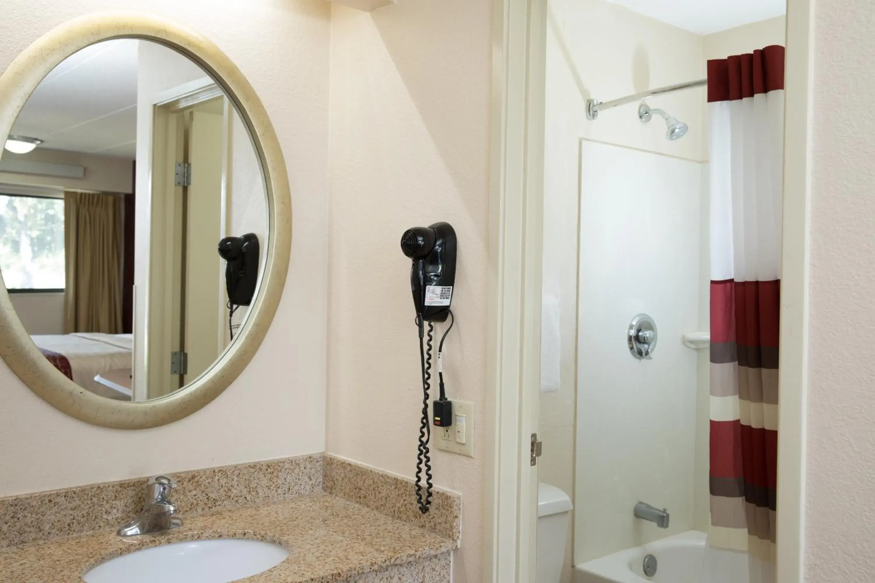 Bathroom in Red Roof Inn Cincinnati Northeast - Blue Ash