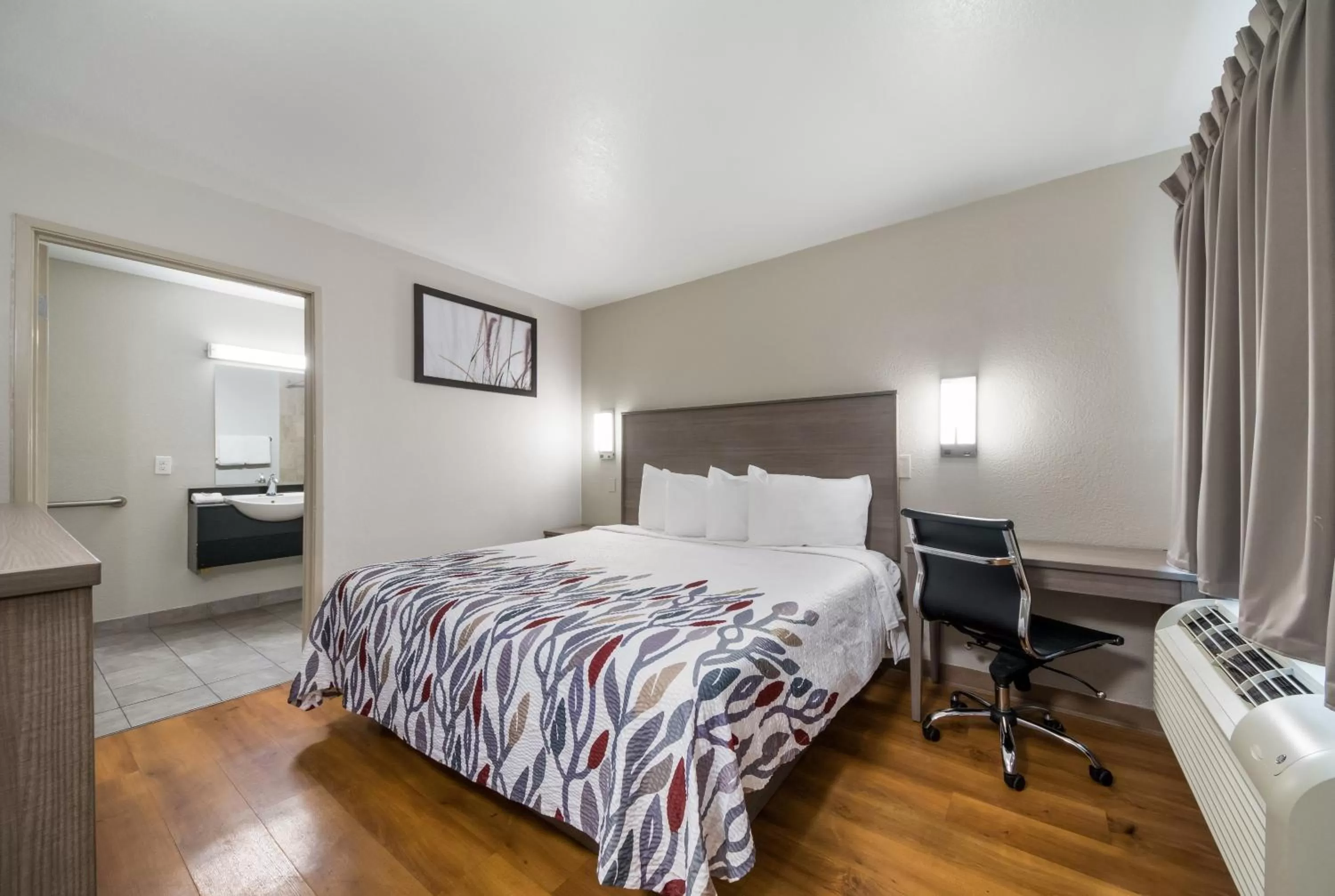 Photo of the whole room, Bed in Red Roof Inn San Antonio E - Frost Bank Center