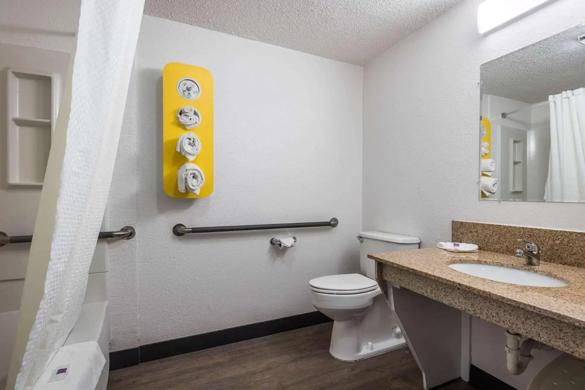 Bathroom in Motel 6-Bridgeview, IL