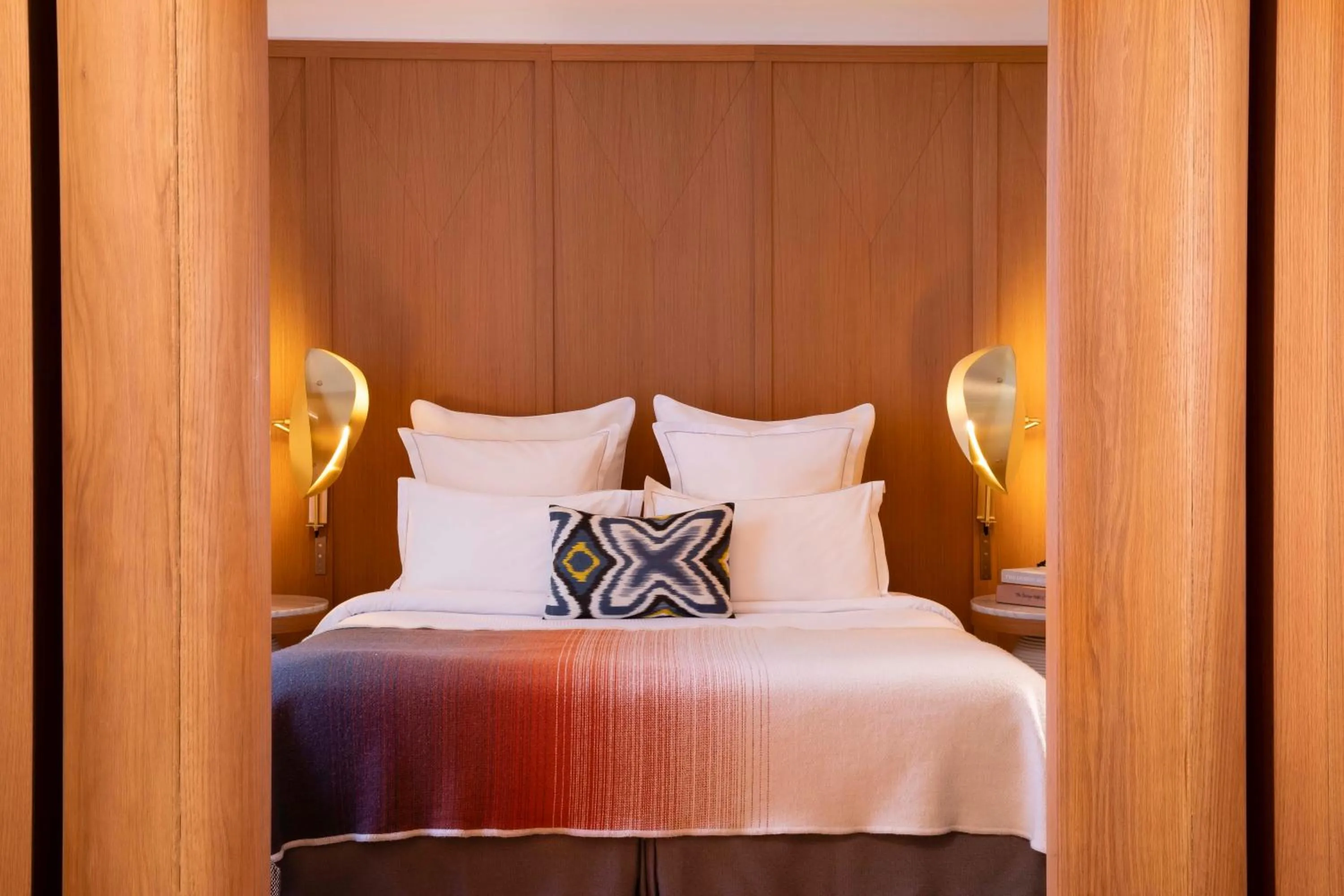 Bedroom, Bed in Hôtel Vernet Champs Elysées Paris