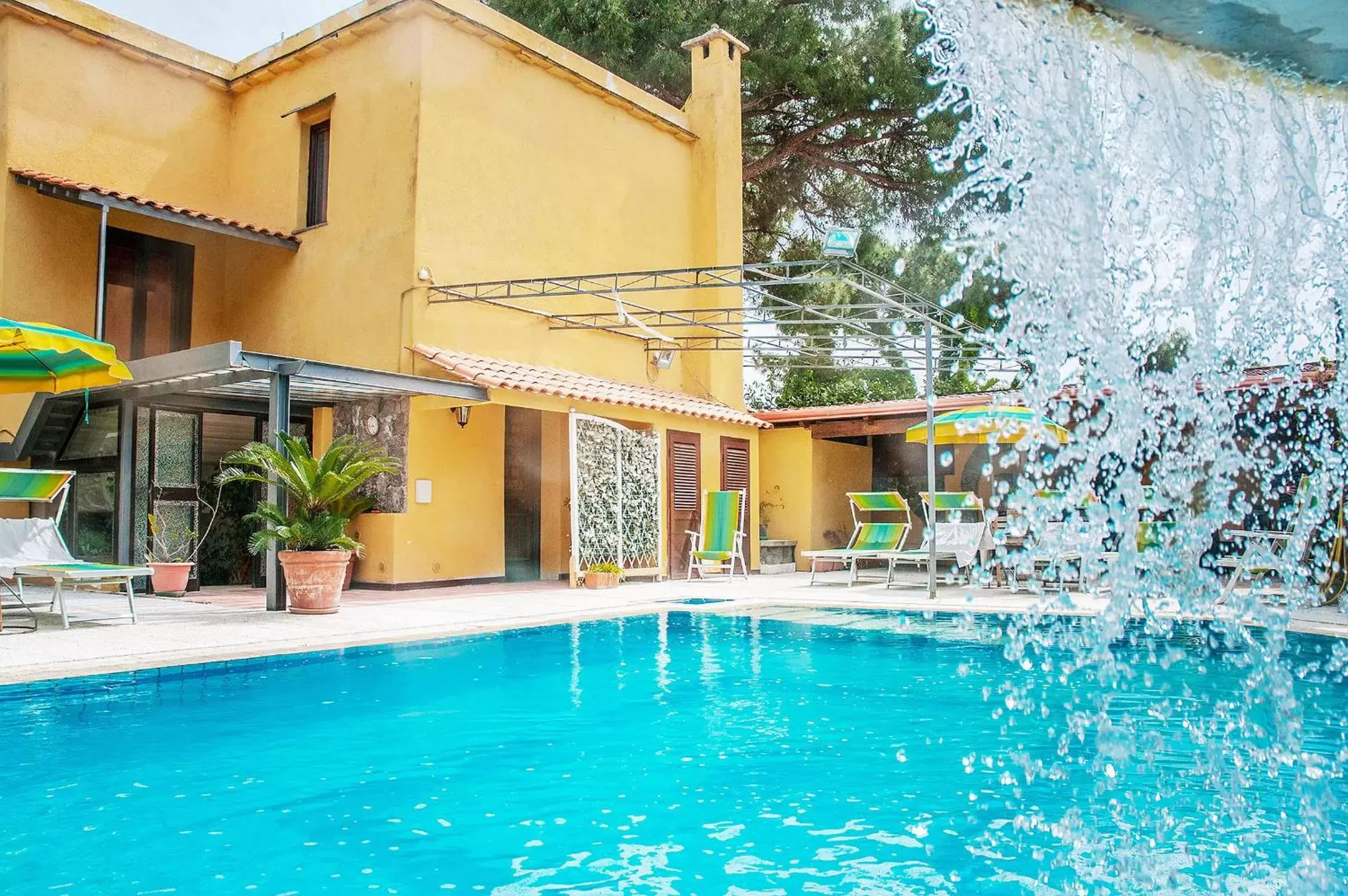 Hot Tub, Swimming Pool in Hotel Annabelle