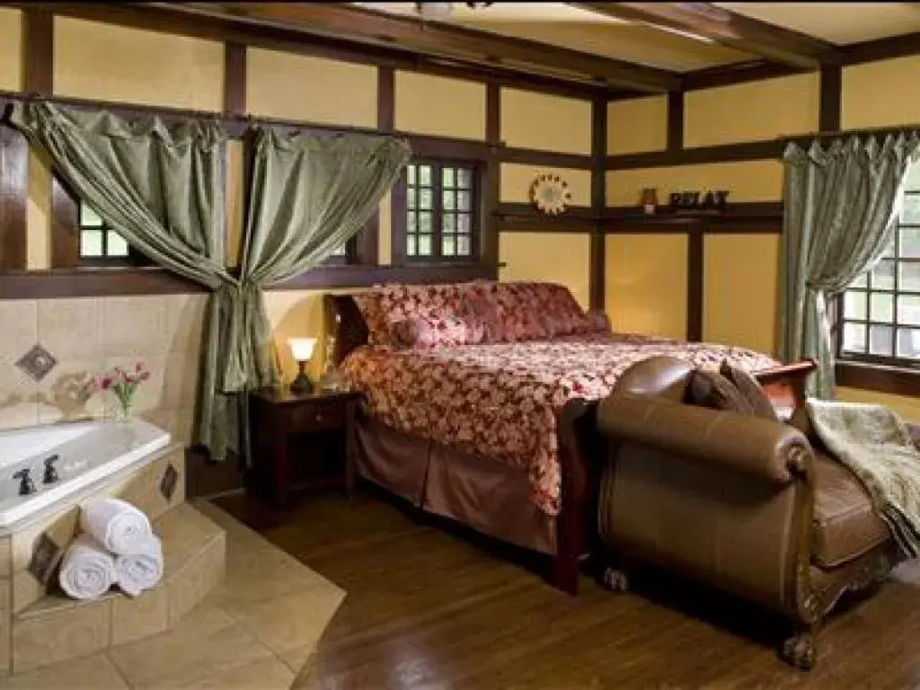 Deluxe Triple Room in Hilltop Manor B&B