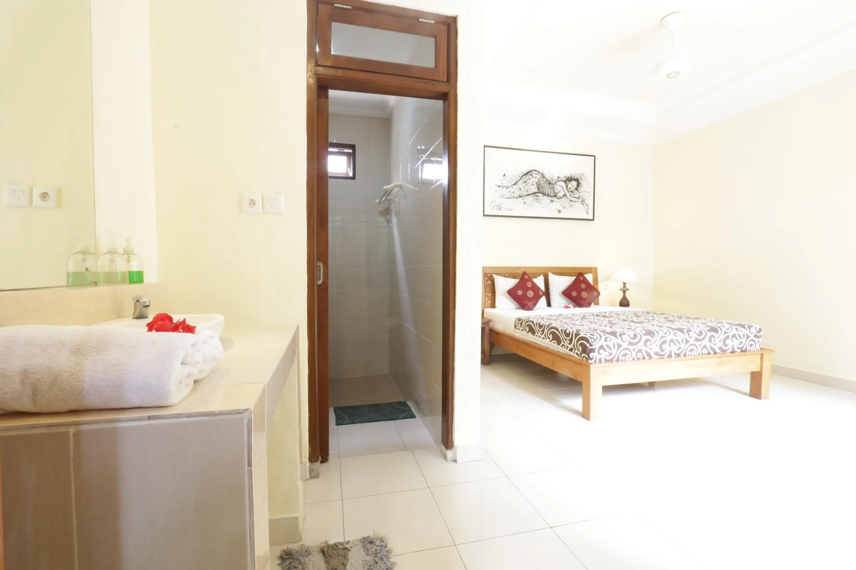 Photo of the whole room, Bed in Frangipani Bungalow