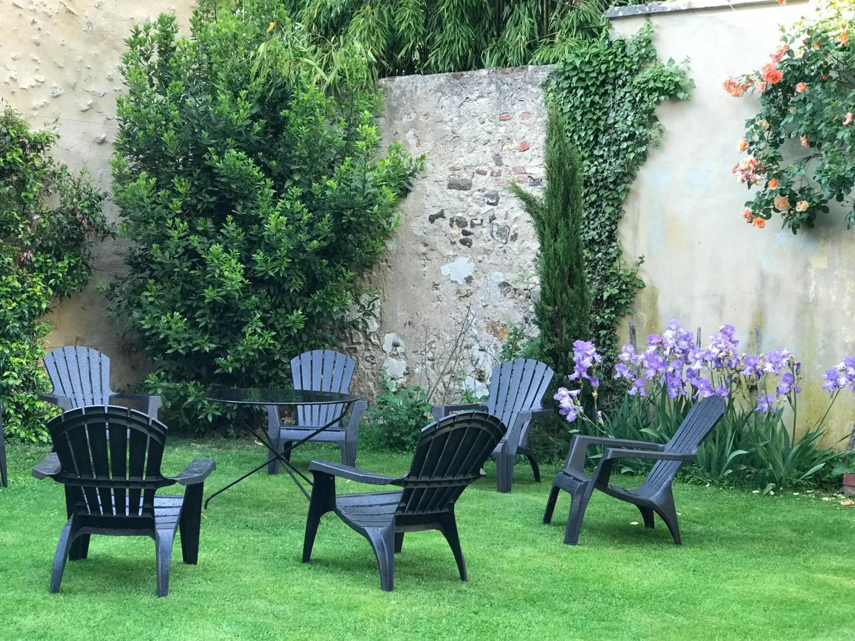 Property building, Garden in La maison Jeanne d'Arc