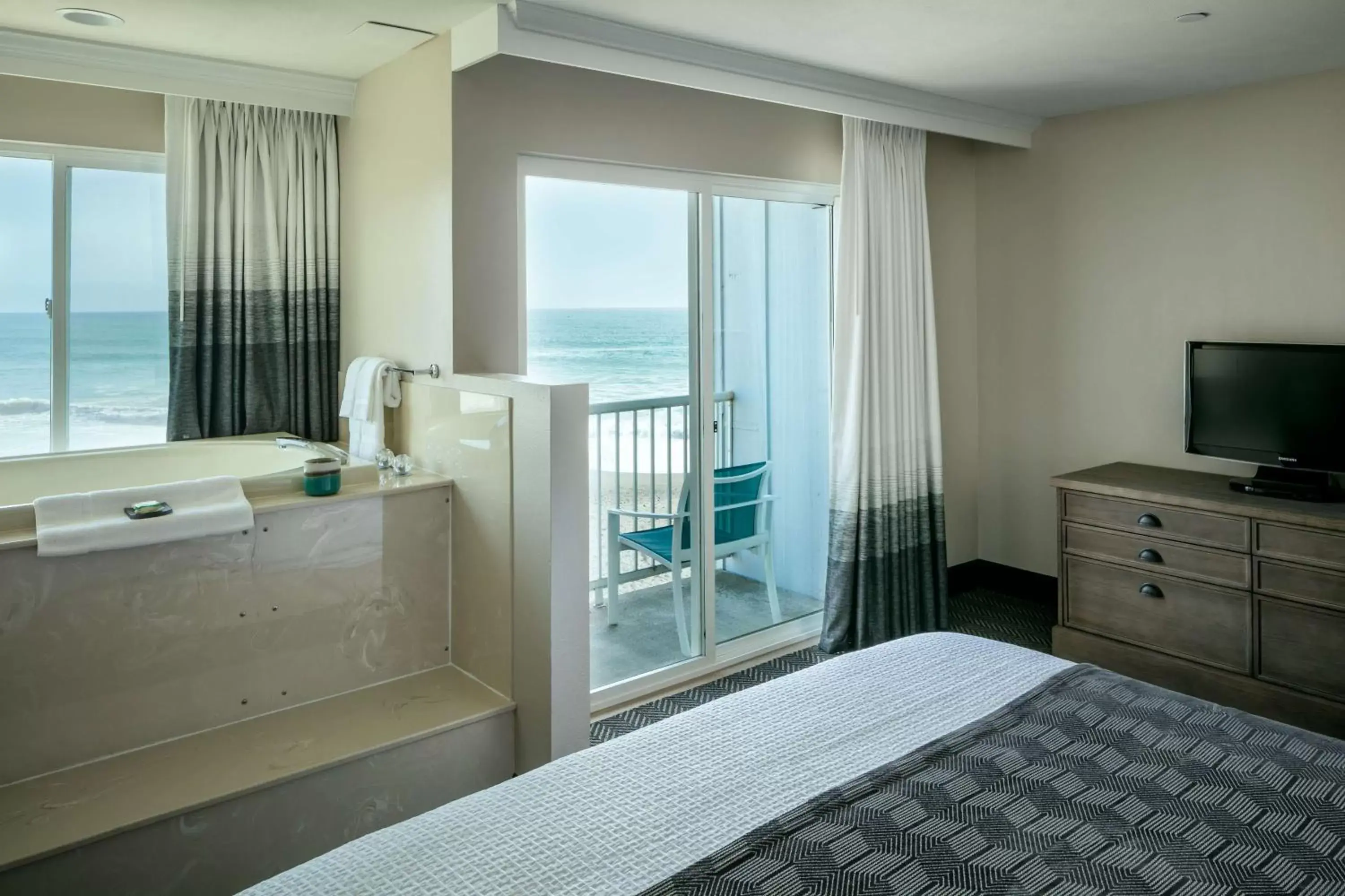 Photo of the whole room, Sea View in Beachfront Inn