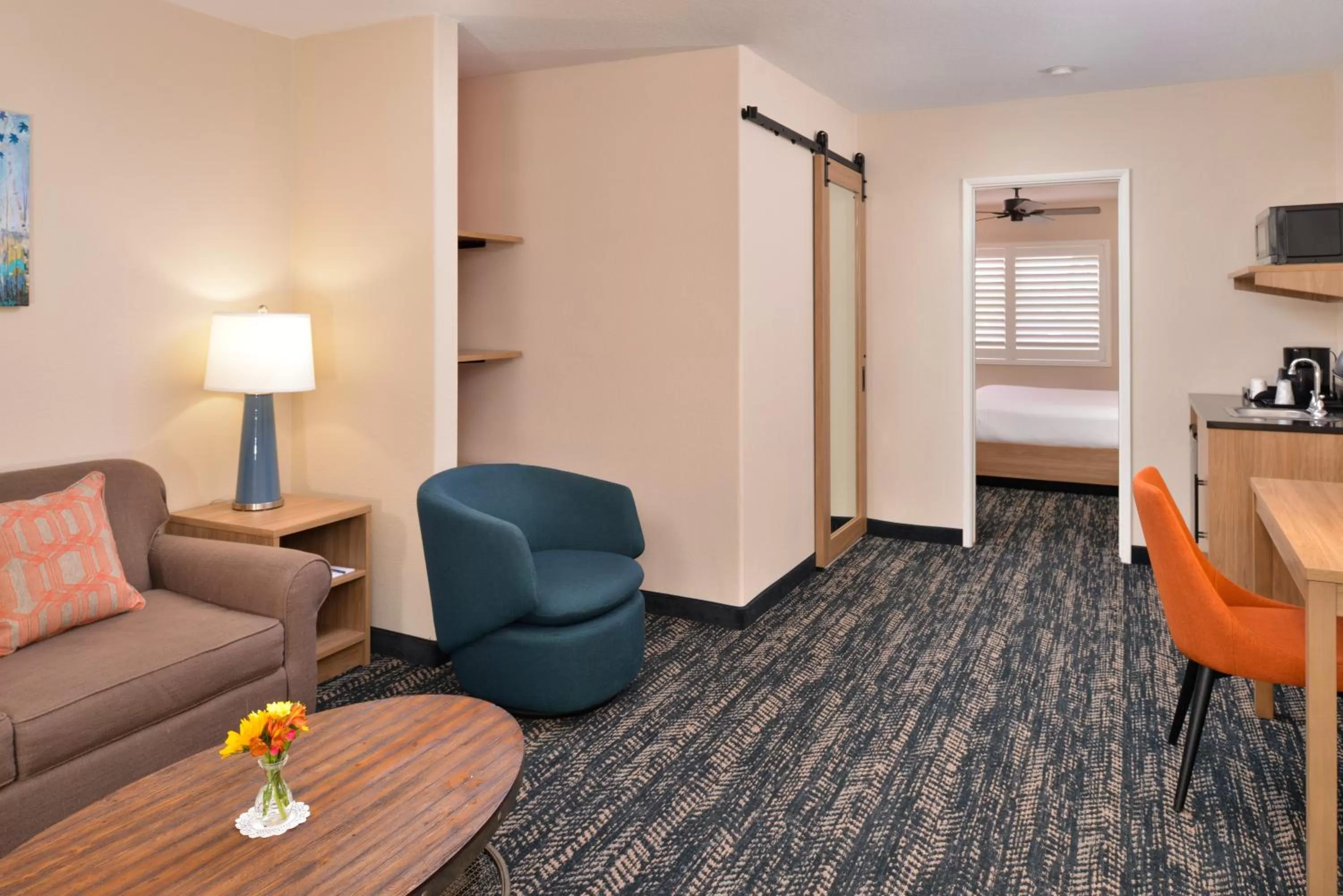 La Fuente Inn & Suites