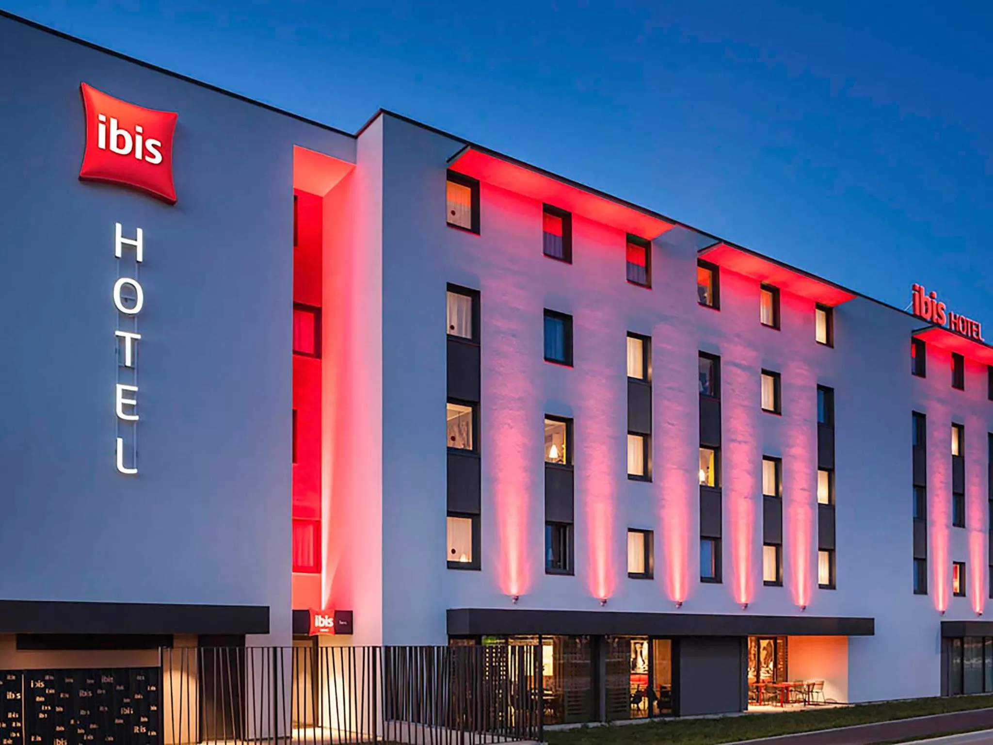 Facade/entrance in ibis Sens