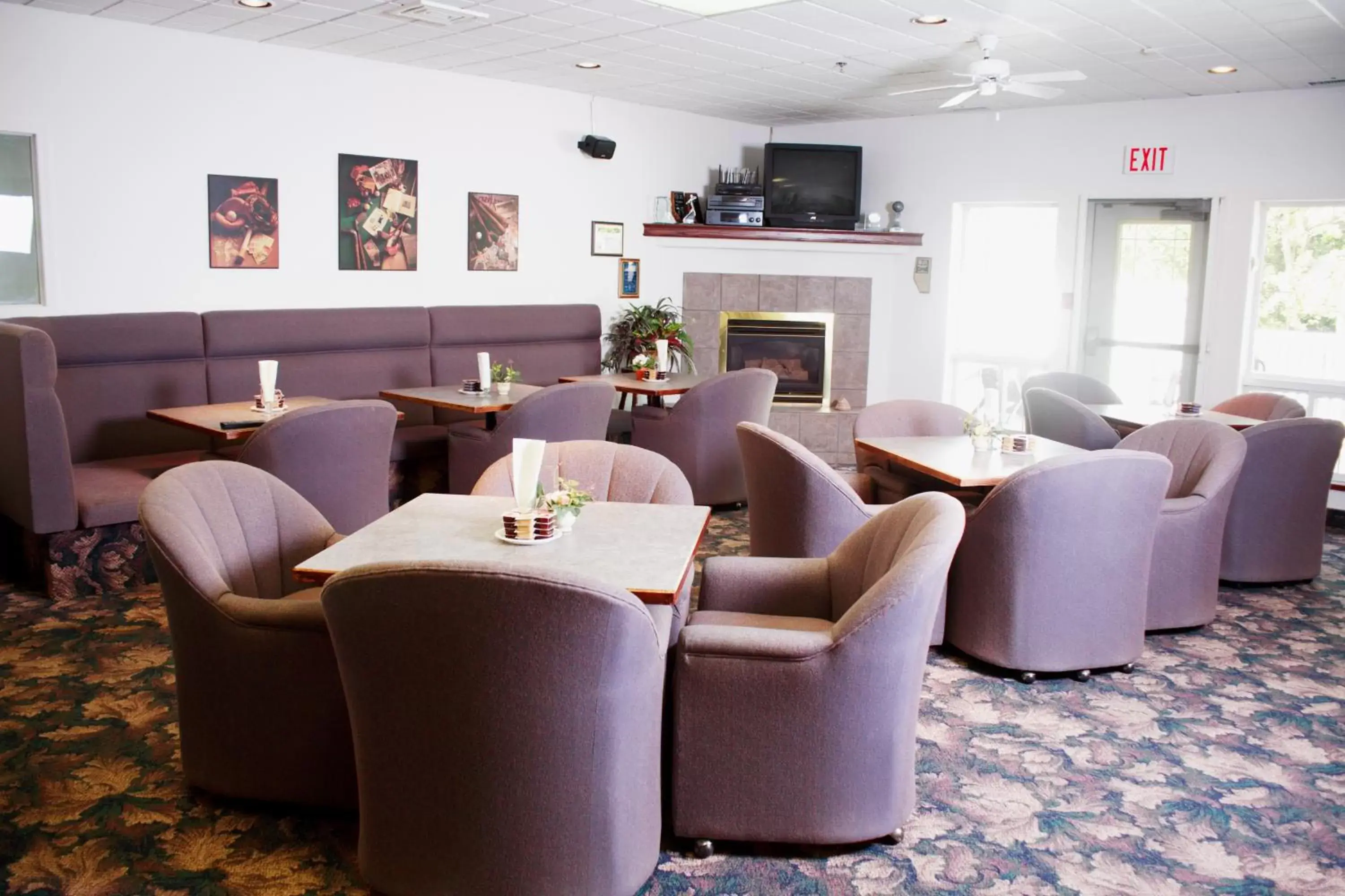 Restaurant/places to eat, Lounge/Bar in Country Club Inn