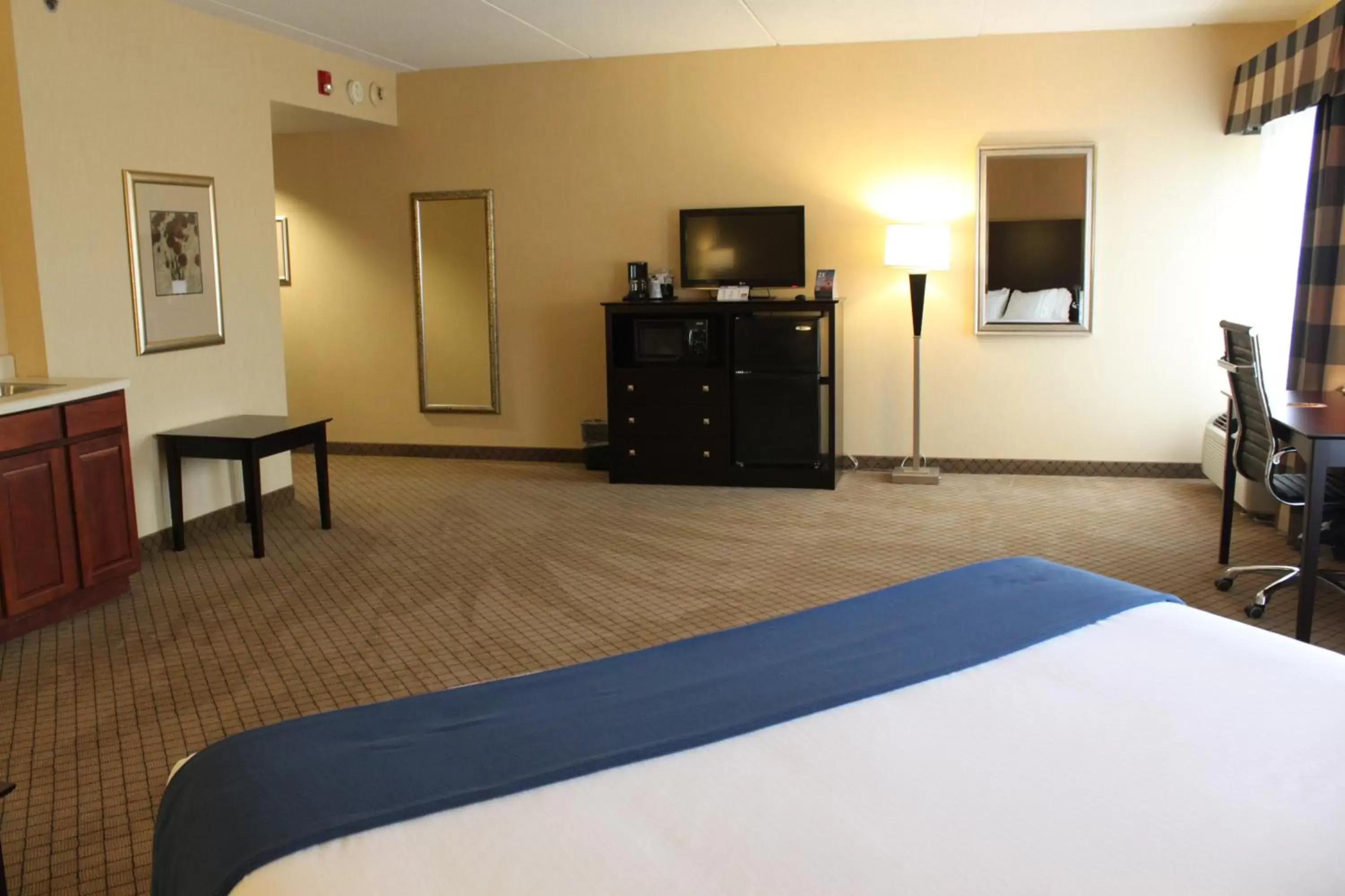 Photo of the whole room, TV/Entertainment Center in Holiday Inn Express Lewisburg - New Columbia, an IHG Hotel