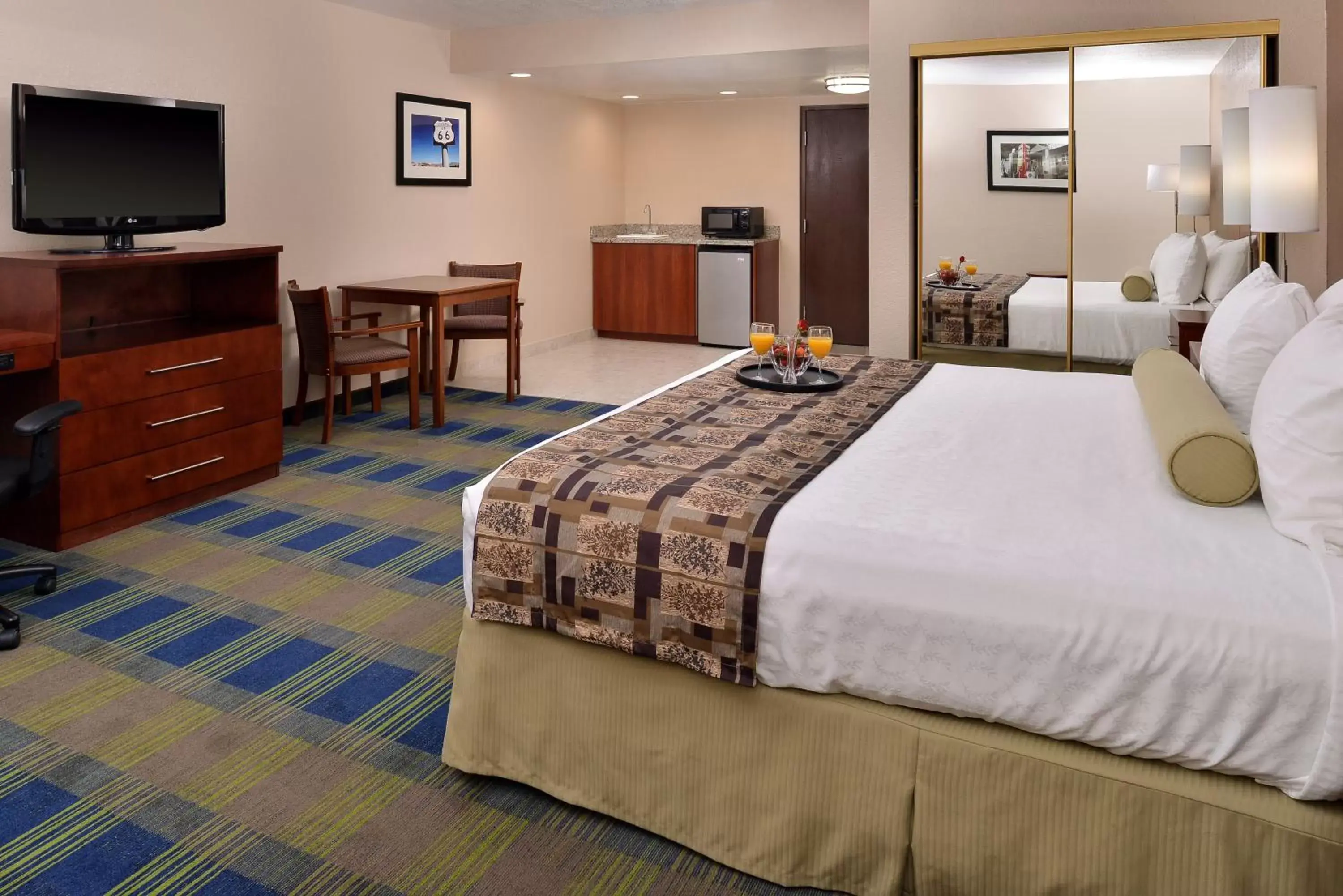 Bedroom, TV/Entertainment Center in Best Western Plus Heritage Inn Ontario Rancho Cucamonga