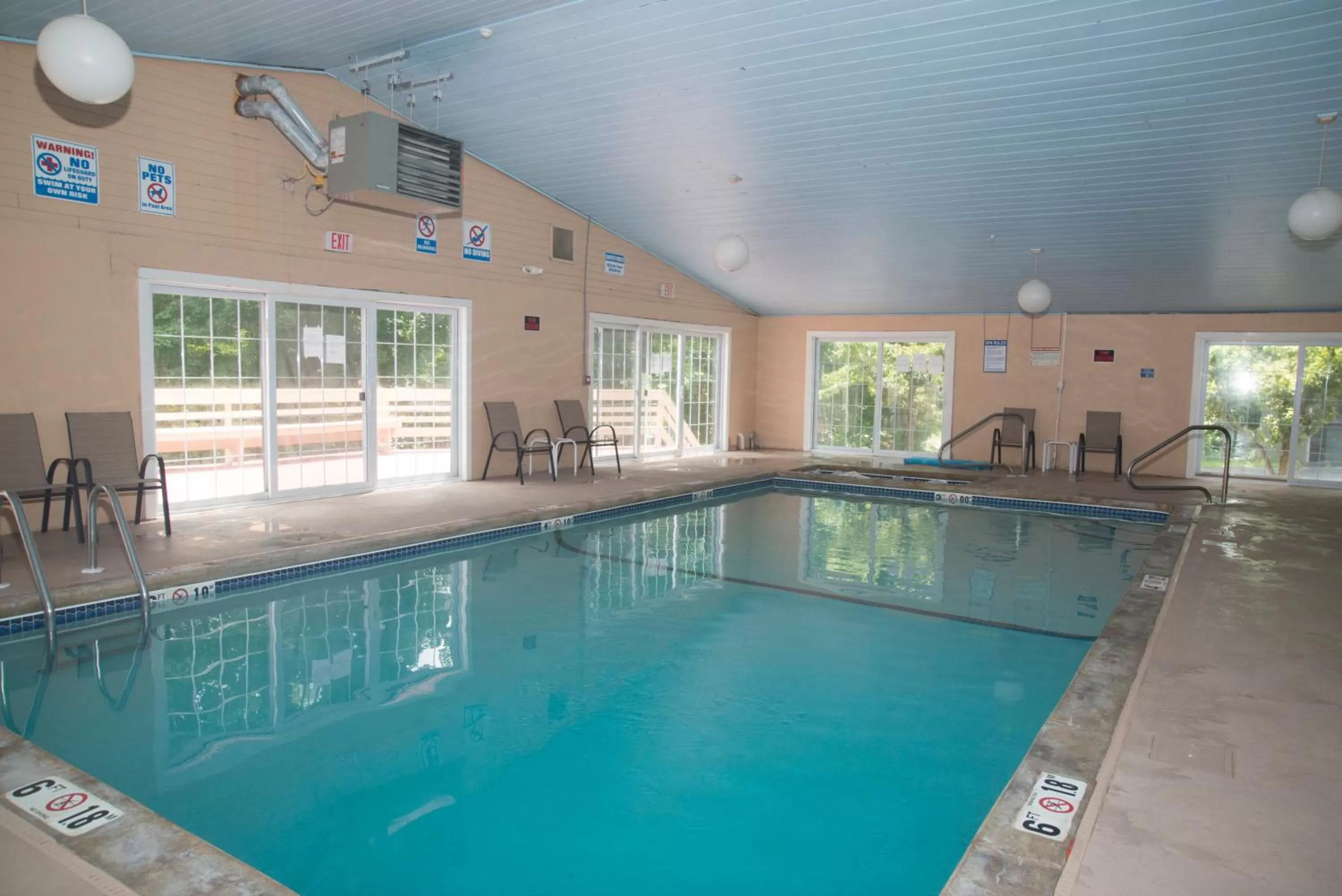 Swimming pool in Hampton Falls Inn