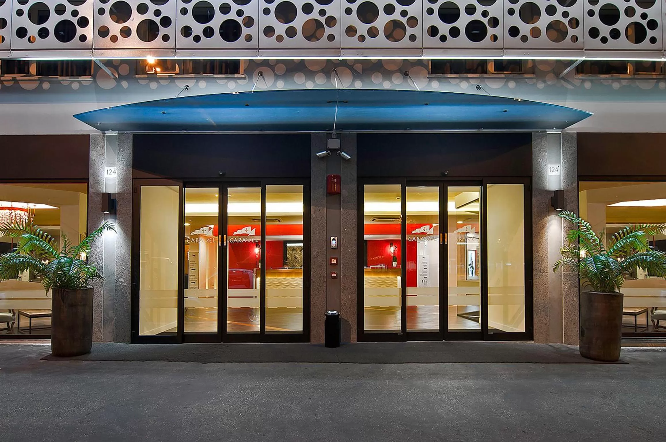 Facade/entrance in Hotel Caravel