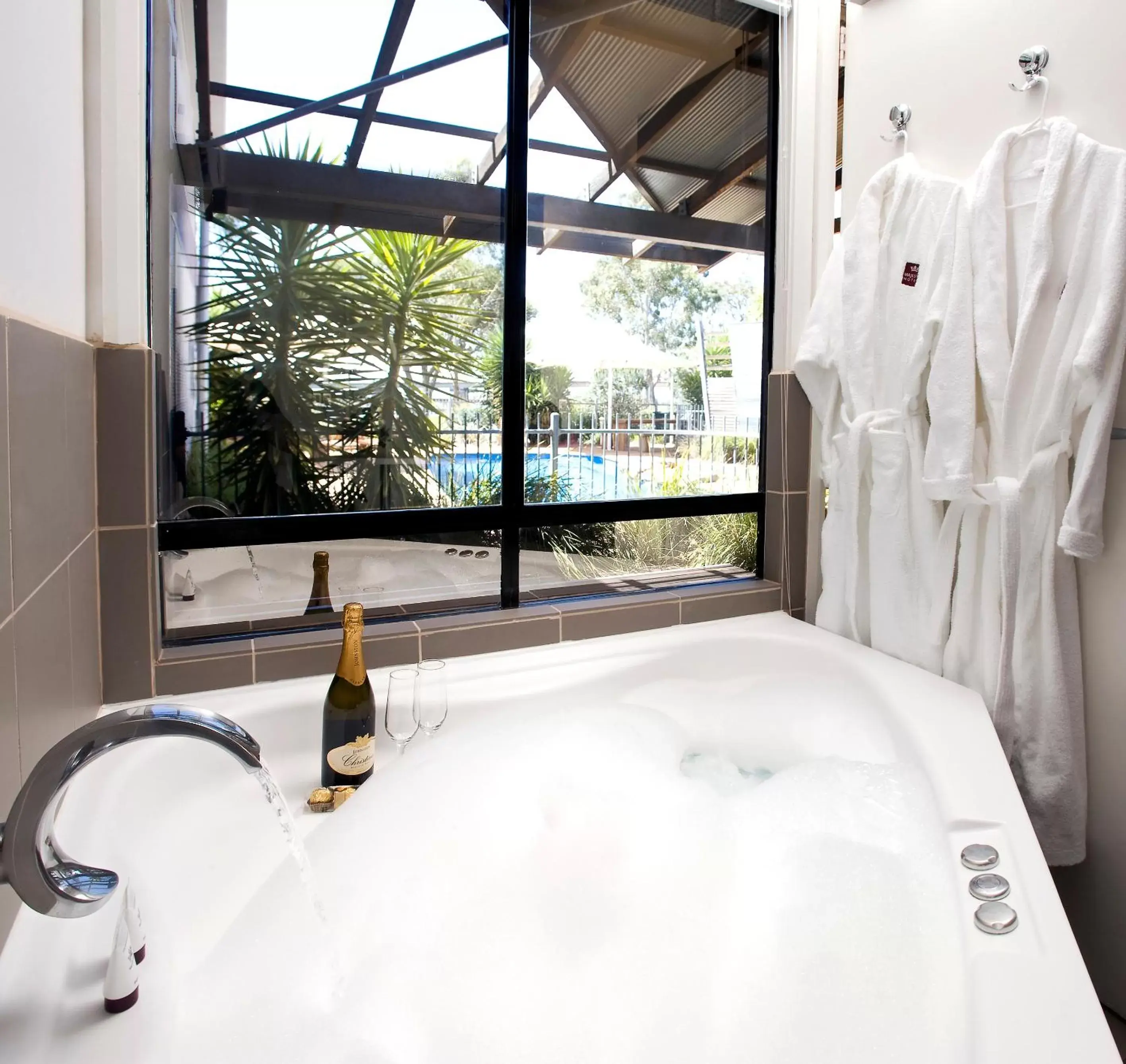 Bathroom in Majestic Oasis Apartments