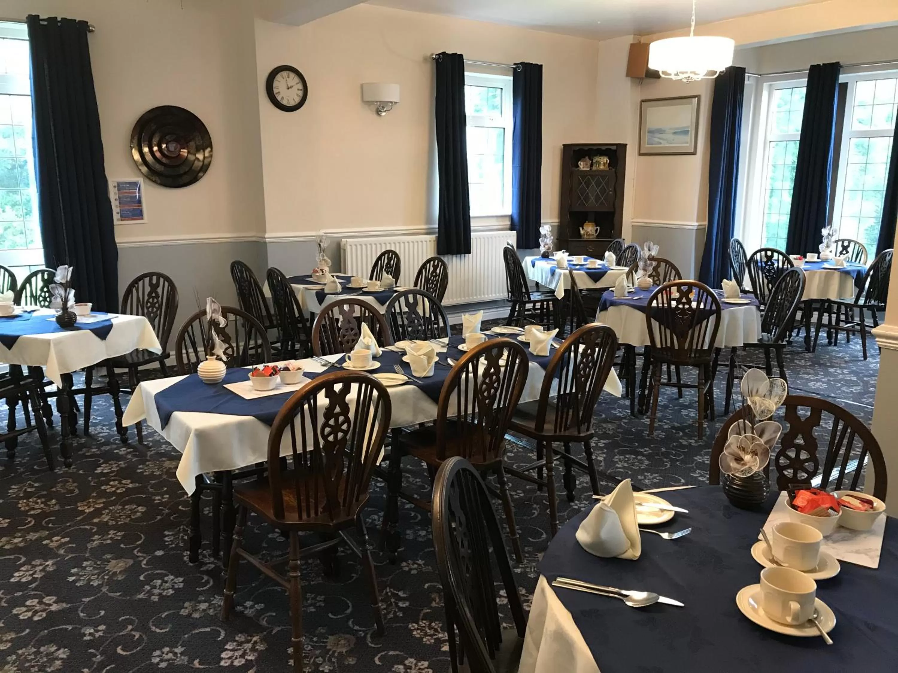 Restaurant/places to eat in Holly Trees Hotel