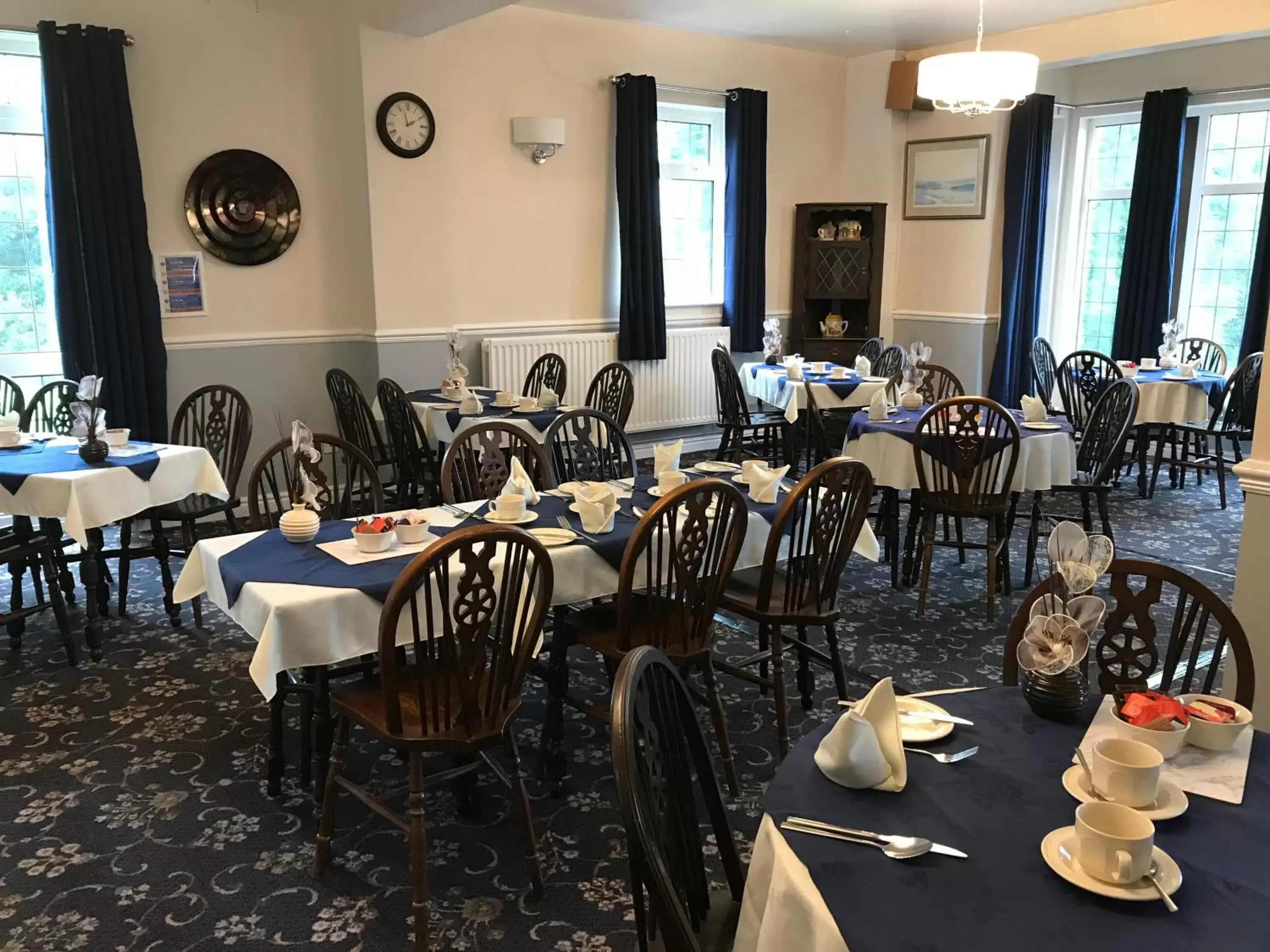 Restaurant/Places to Eat in Holly Trees Hotel