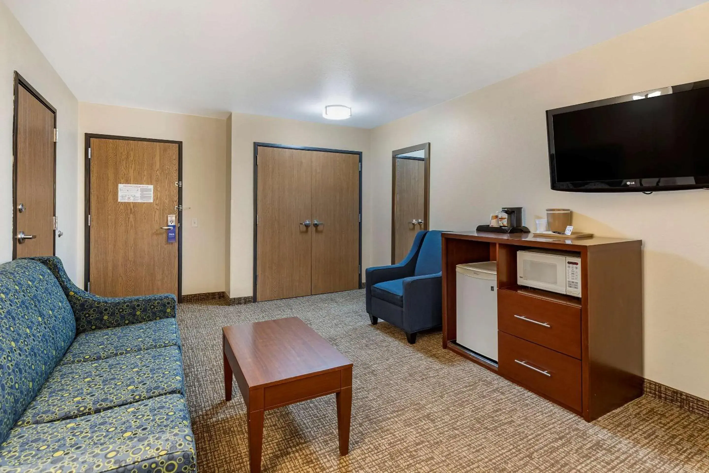 Photo of the whole room, TV/Entertainment Center in Comfort Inn & Suites Greenville I-70