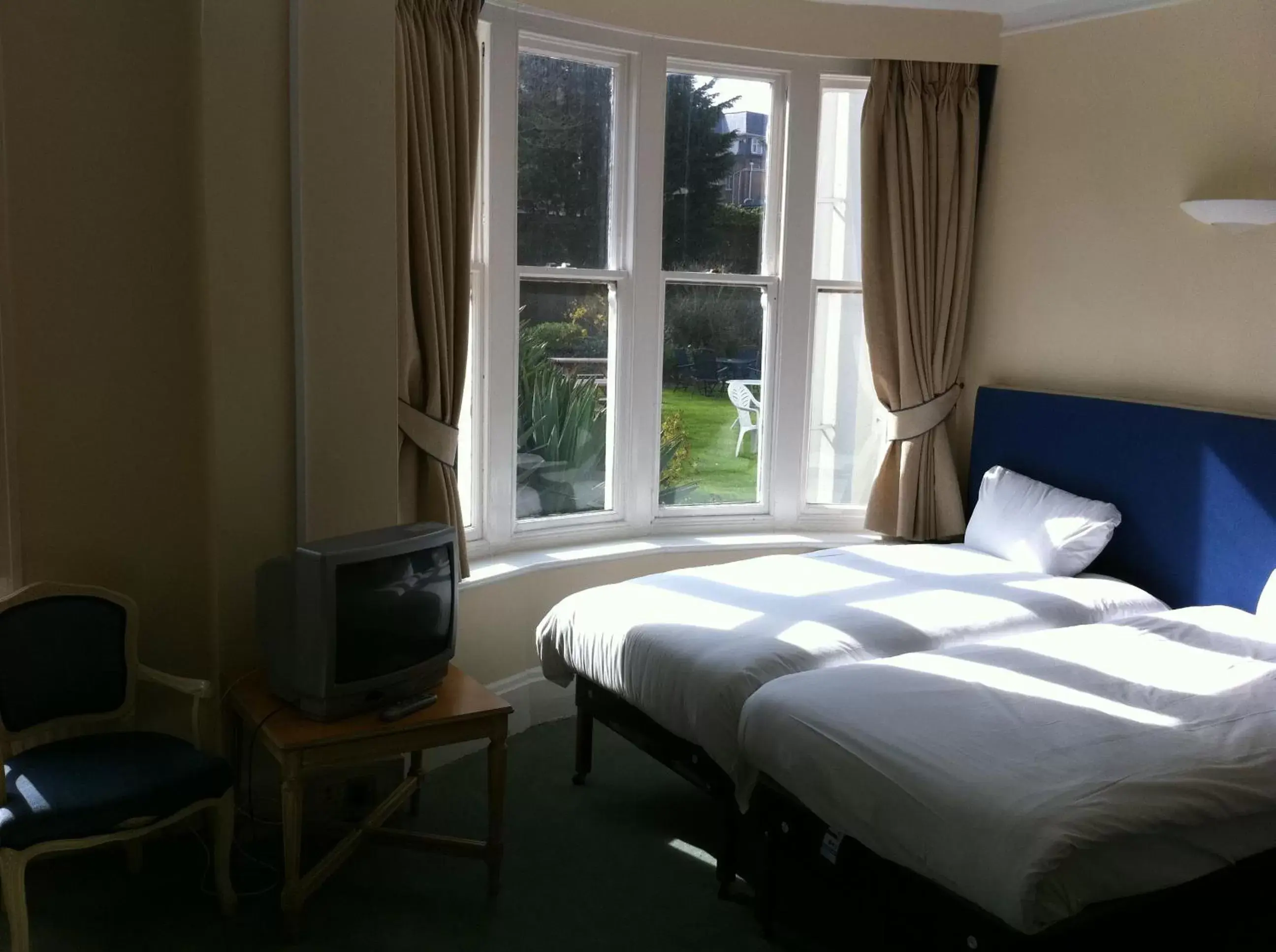 Photo of the whole room, Bed in Heathlands Hotel