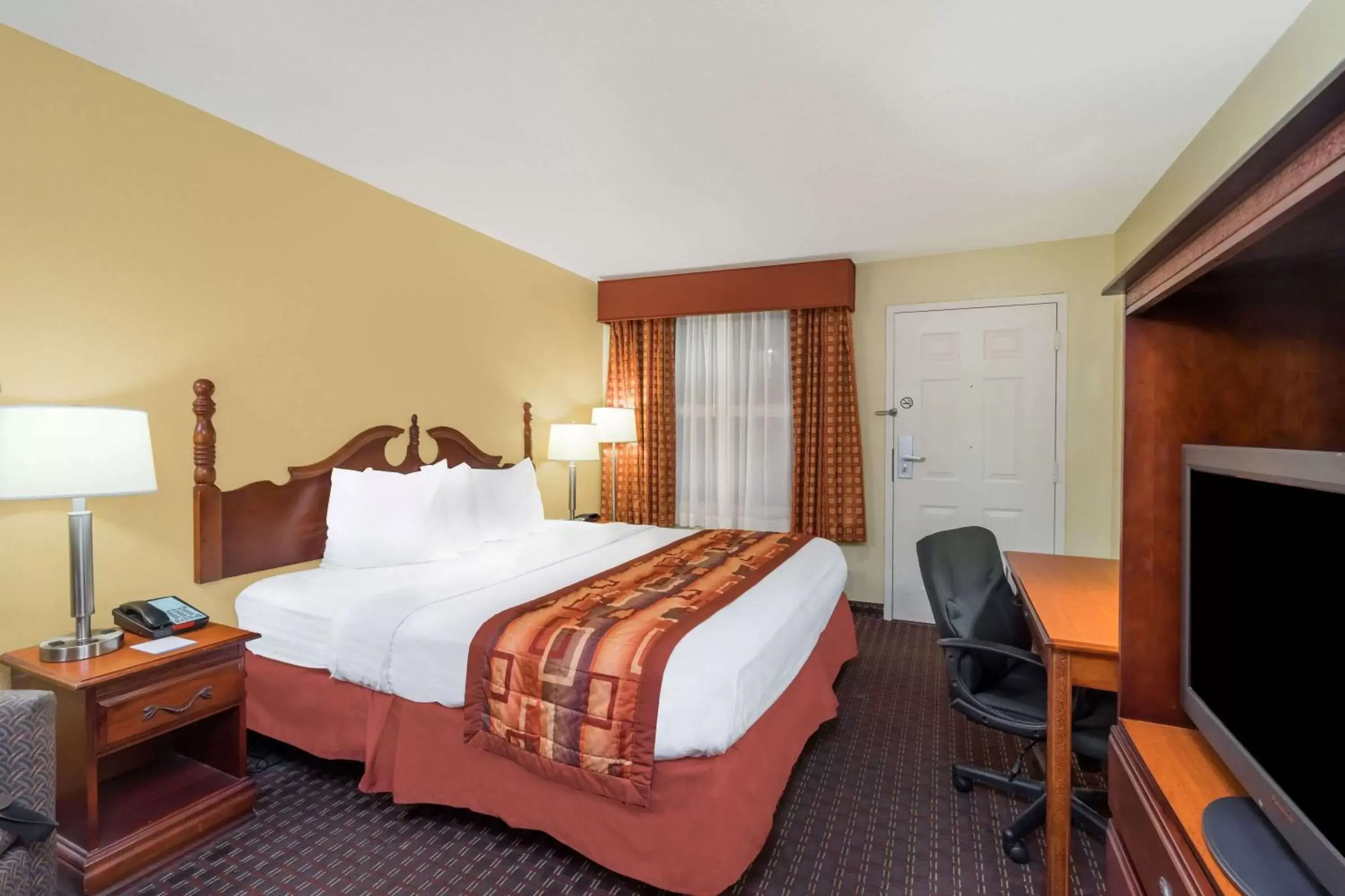 Photo of the whole room, Bed in Baymont by Wyndham Goodlettsville Nashville