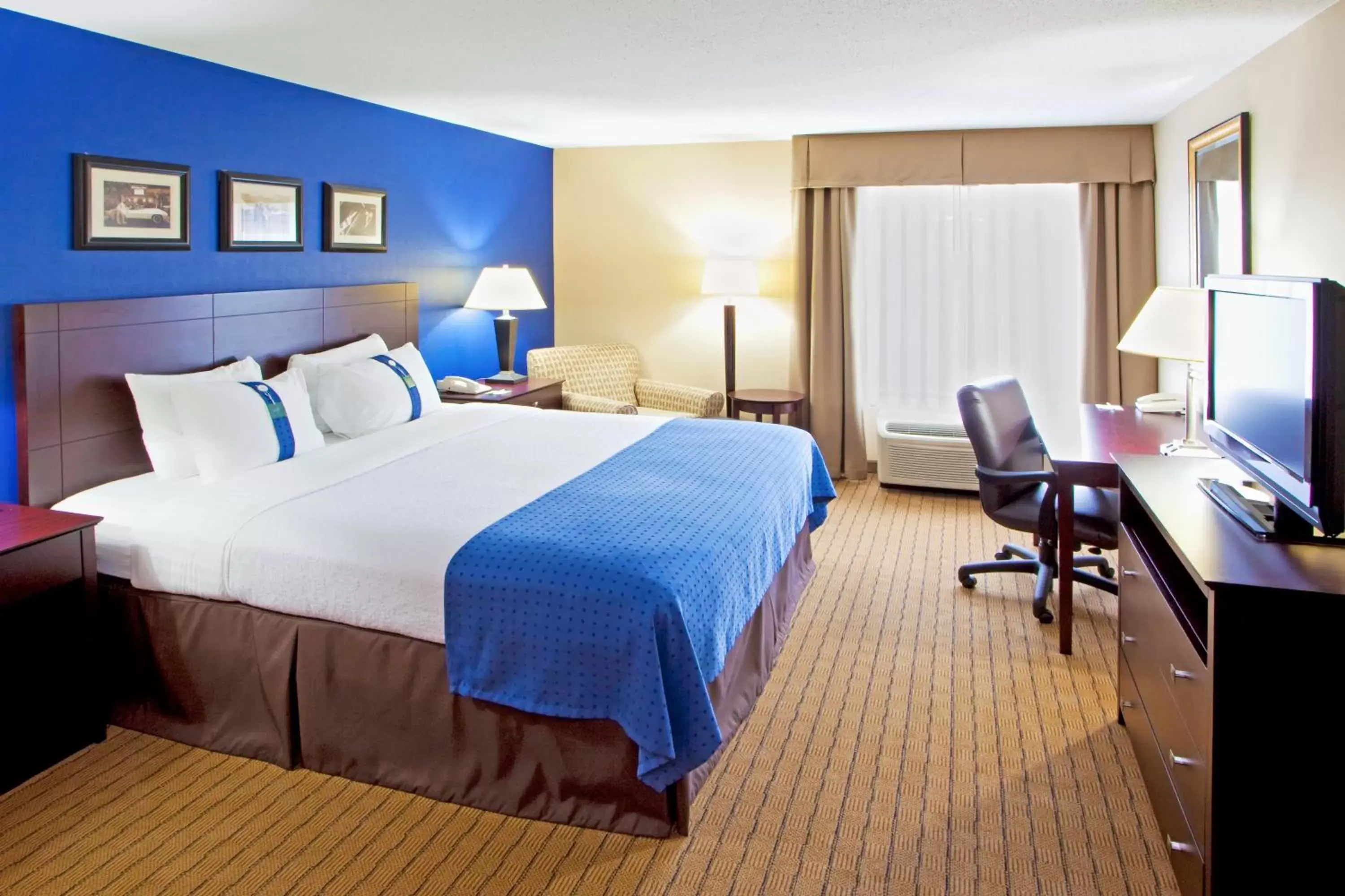 Photo of the whole room, Bed in Holiday Inn Timonium, an IHG Hotel