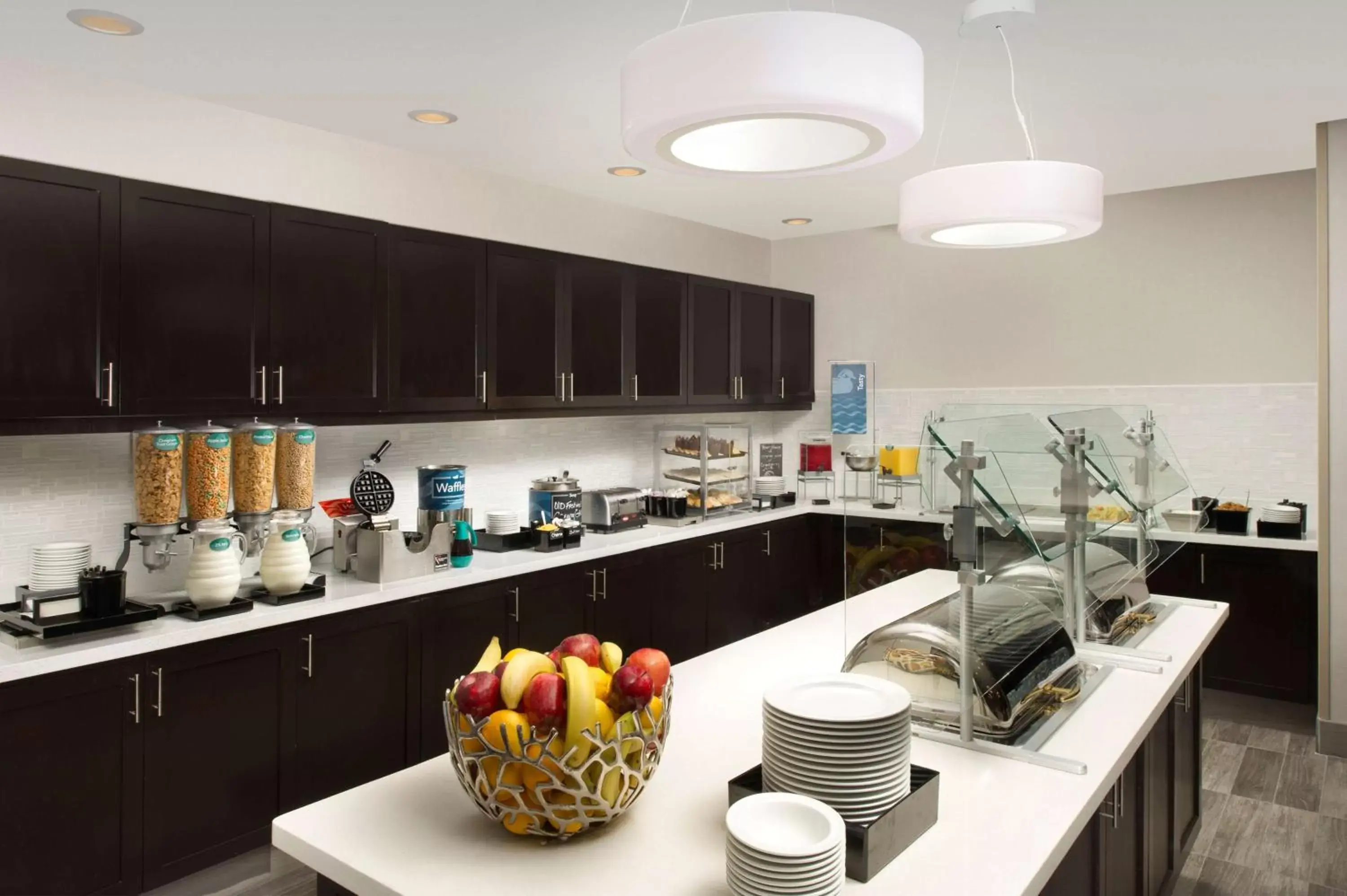 Breakfast, Kitchen/Kitchenette in Homewood Suites by Hilton Metairie New Orleans