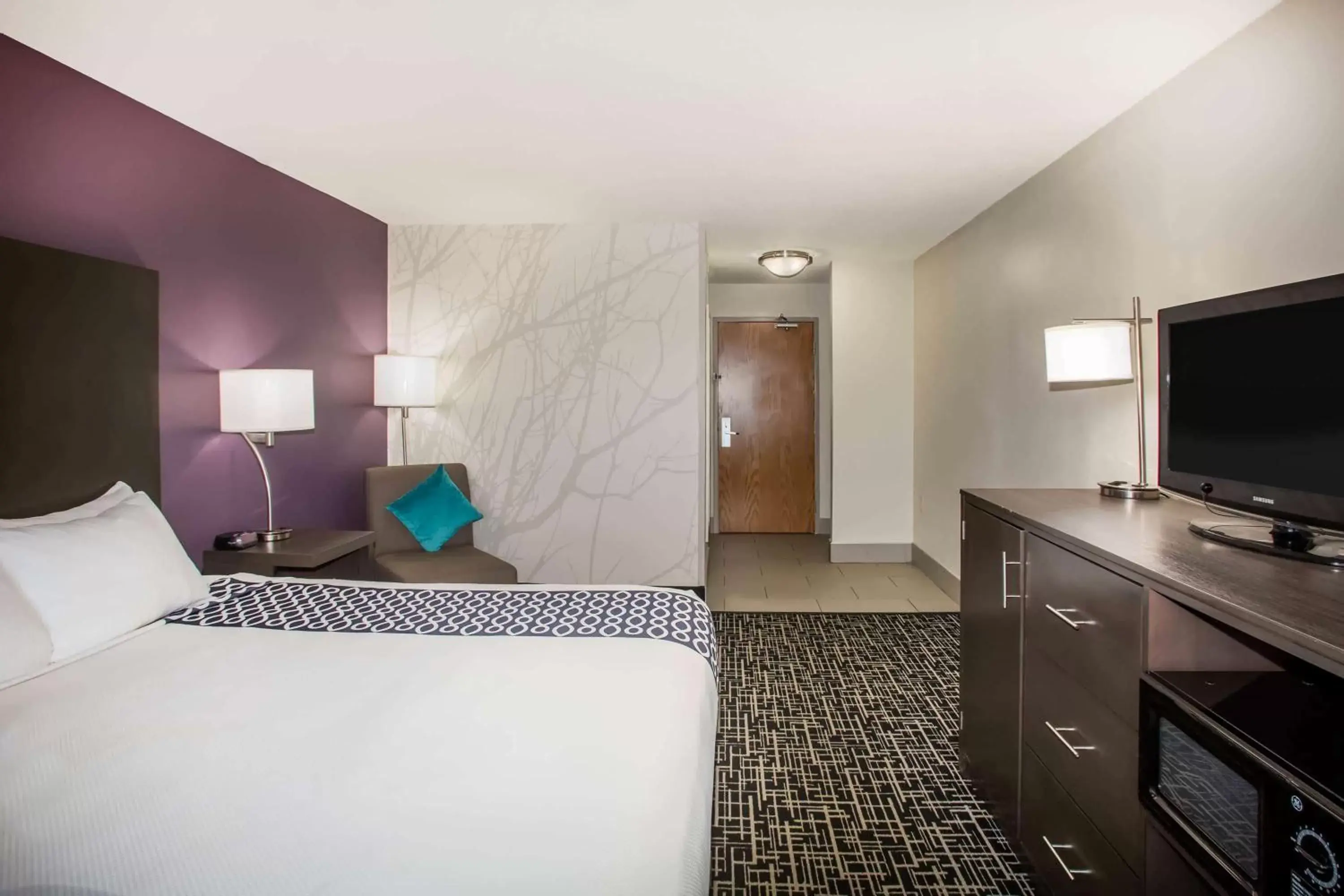 Photo of the whole room, Bed in La Quinta Inn & Suits by Wyndham Pontoon Beach IL Photo of the whole room, Bed in La Quinta Inn & Suits by Wyndham Pontoon Beach IL