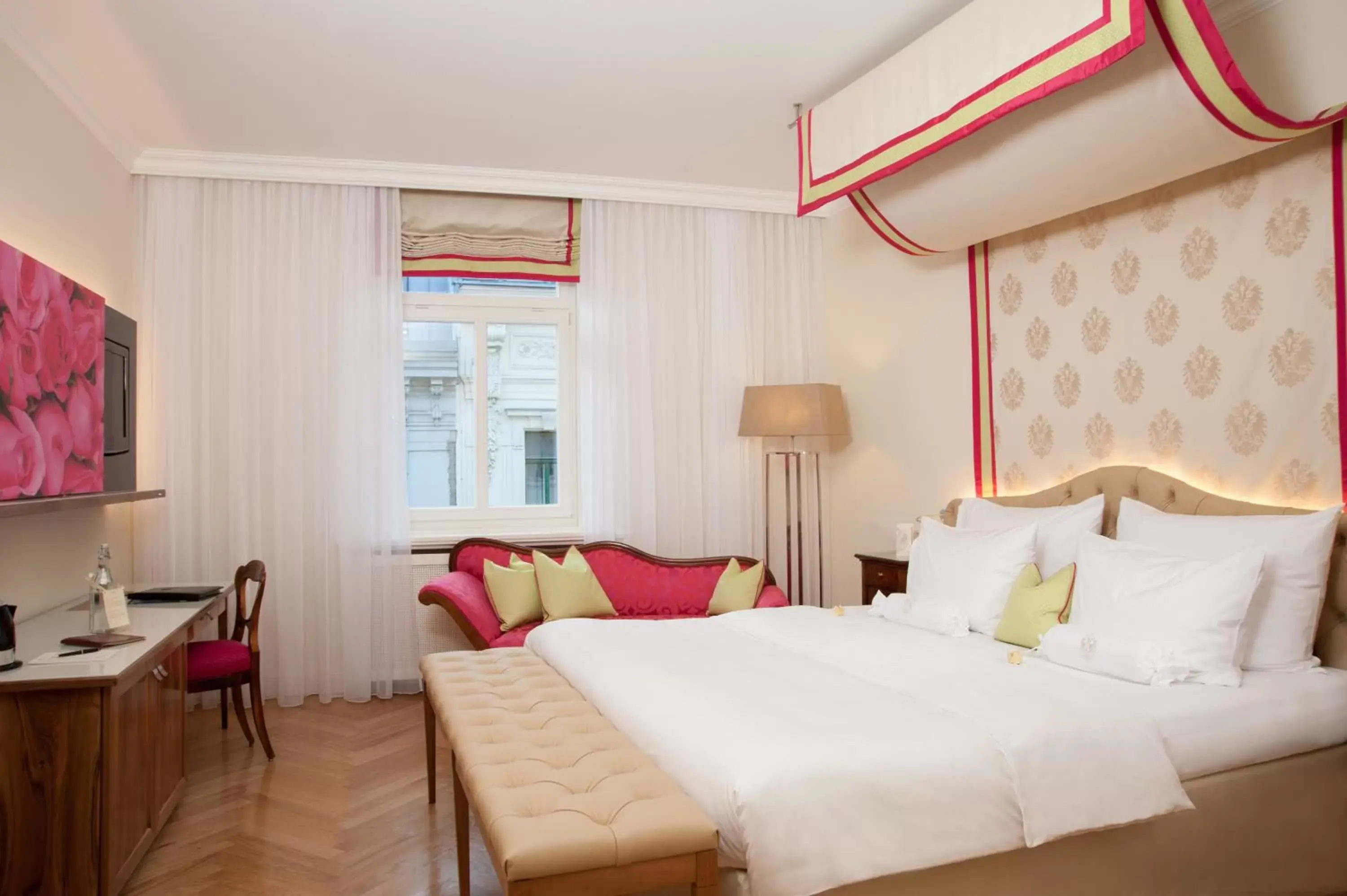 Photo of the whole room, Bed in Hotel Kaiserhof Wien