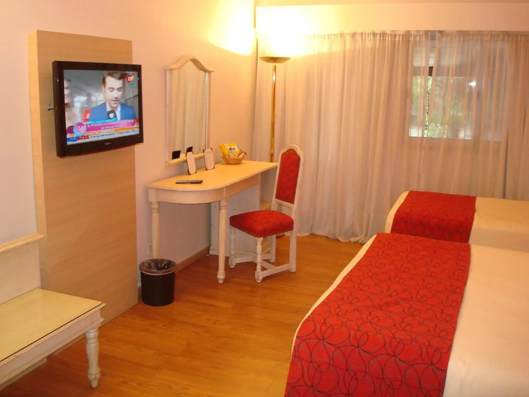 TV and multimedia, TV/Entertainment Center in Centuria Hotel Buenos Aires