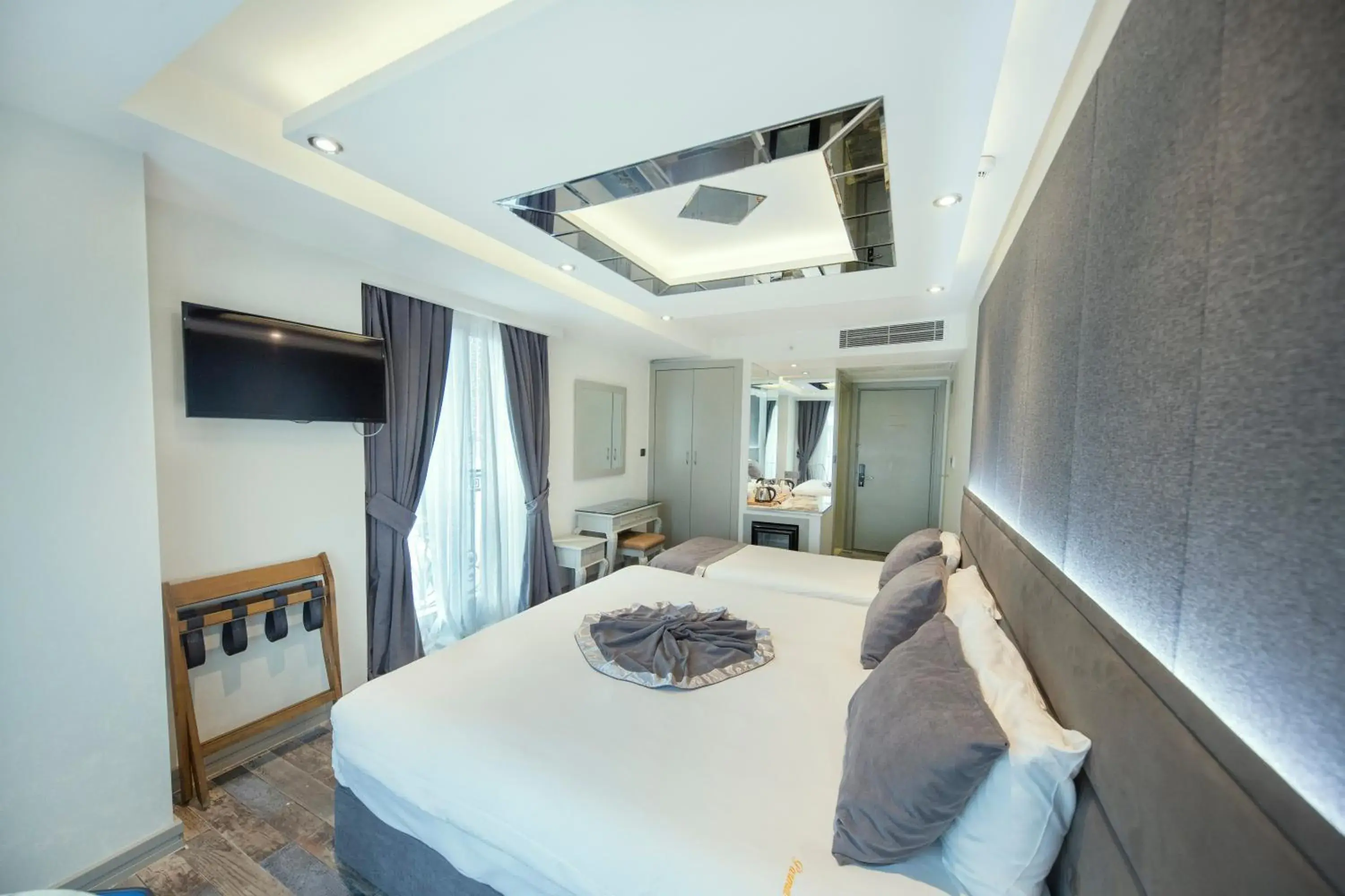 Communal lounge/ TV room, Bed in parmadahoteloldcity