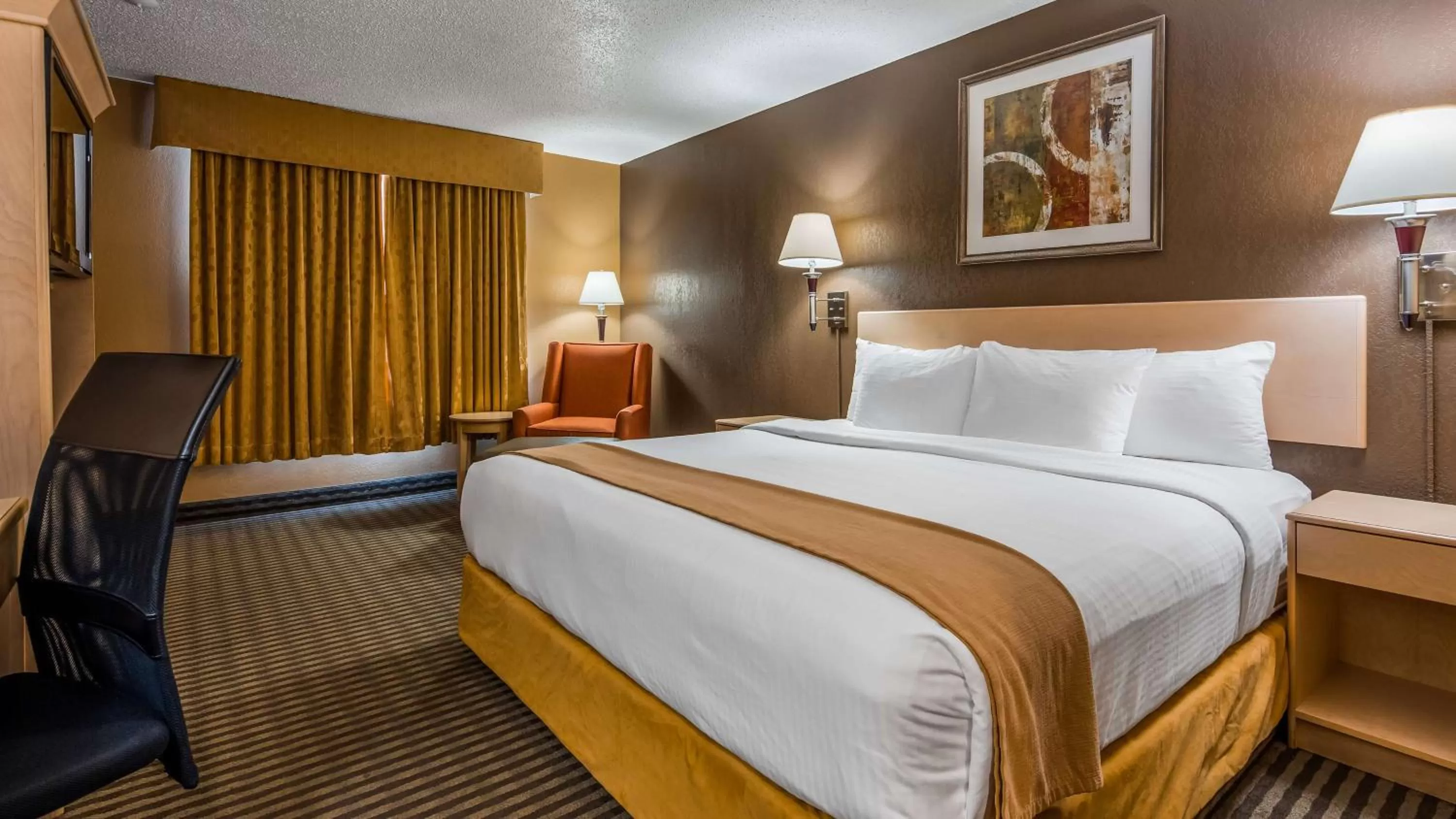 Photo of the whole room, Bed in Seven Oaks Hotel Regina