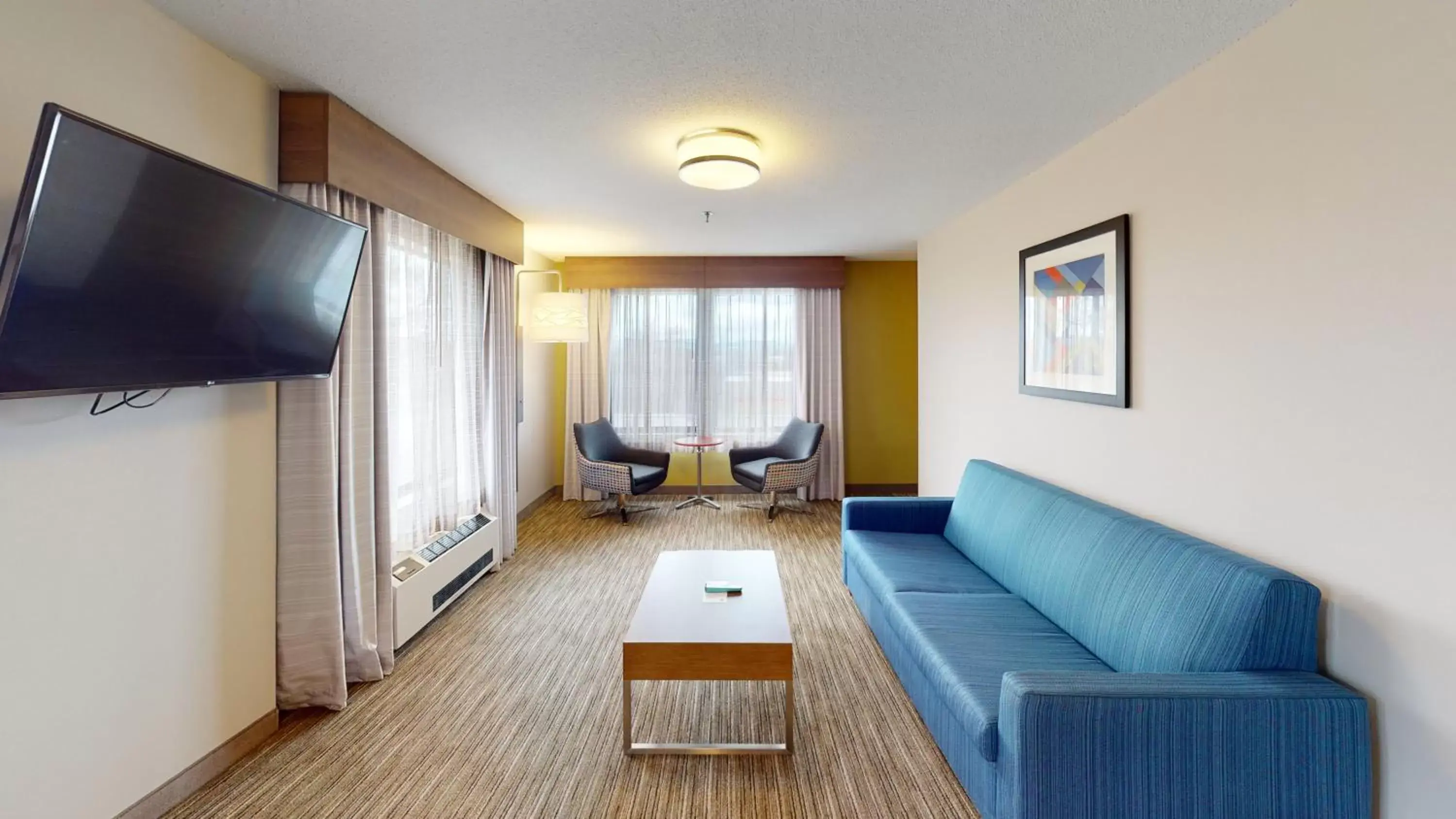 Living room, Seating Area in Holiday Inn Express South Burlington, an IHG Hotel