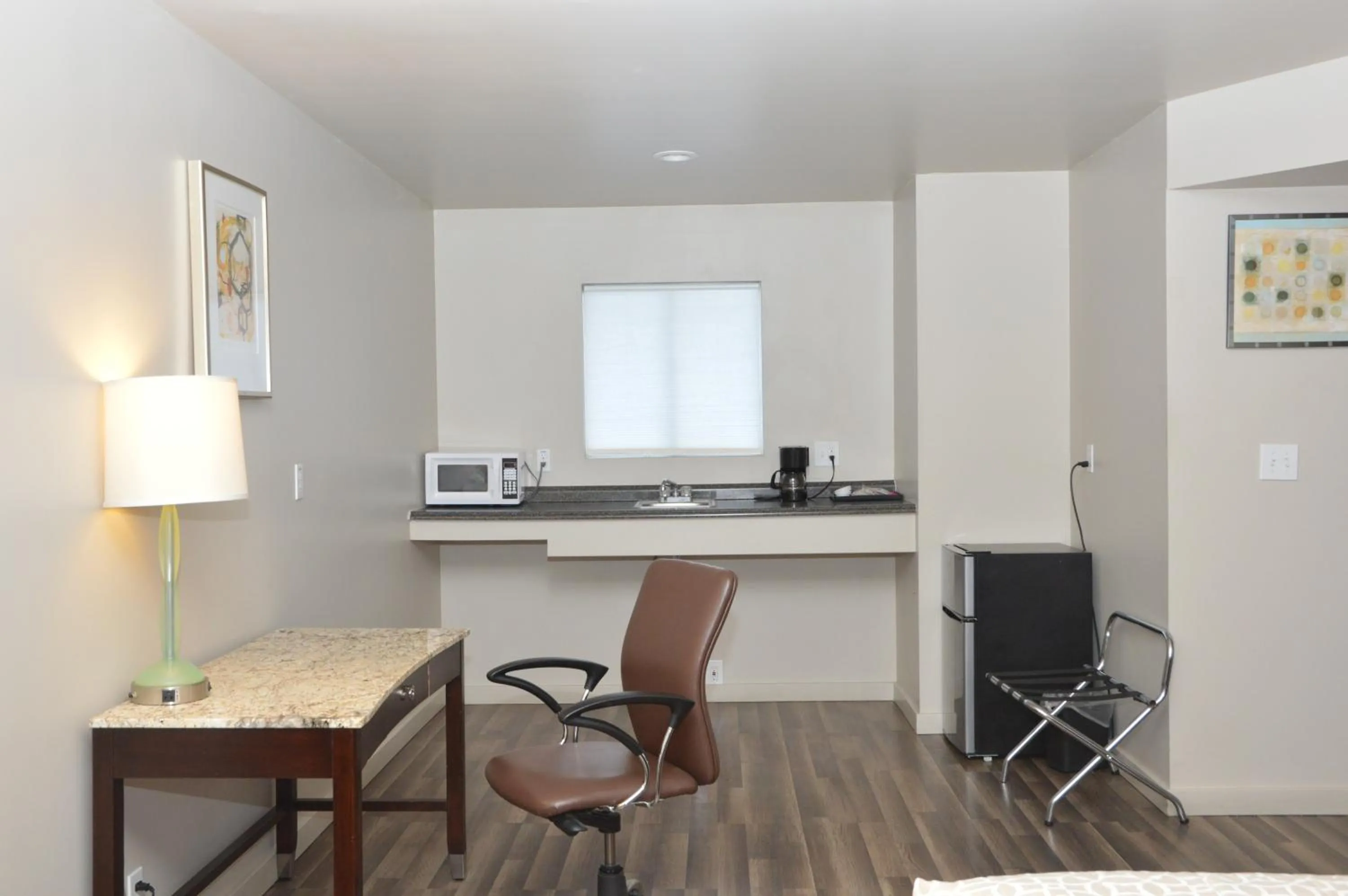 Kitchen or kitchenette in Glass Slipper Inn - Stanford Palo Alto