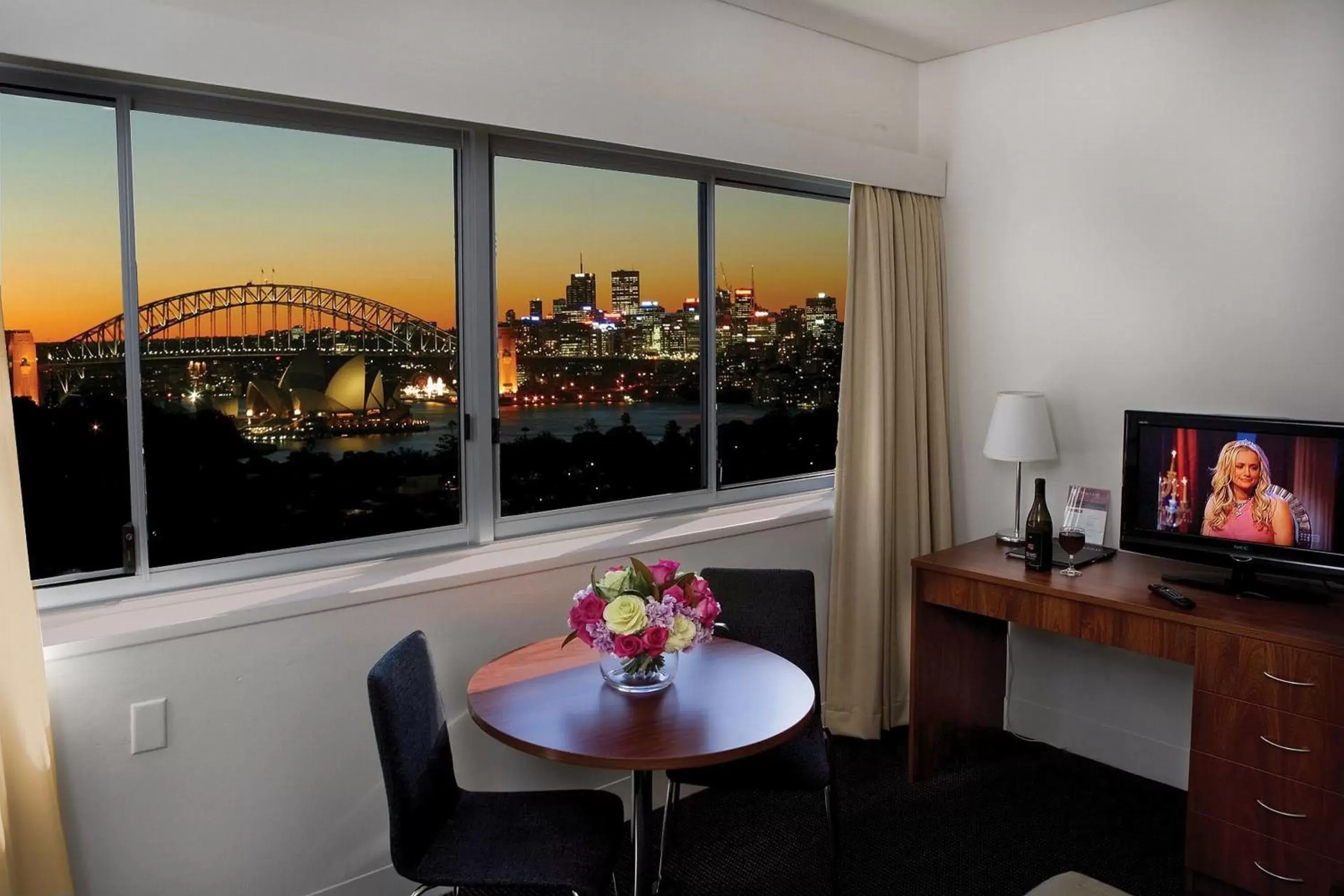 View (from property/room), TV/Entertainment Center in Macleay Hotel