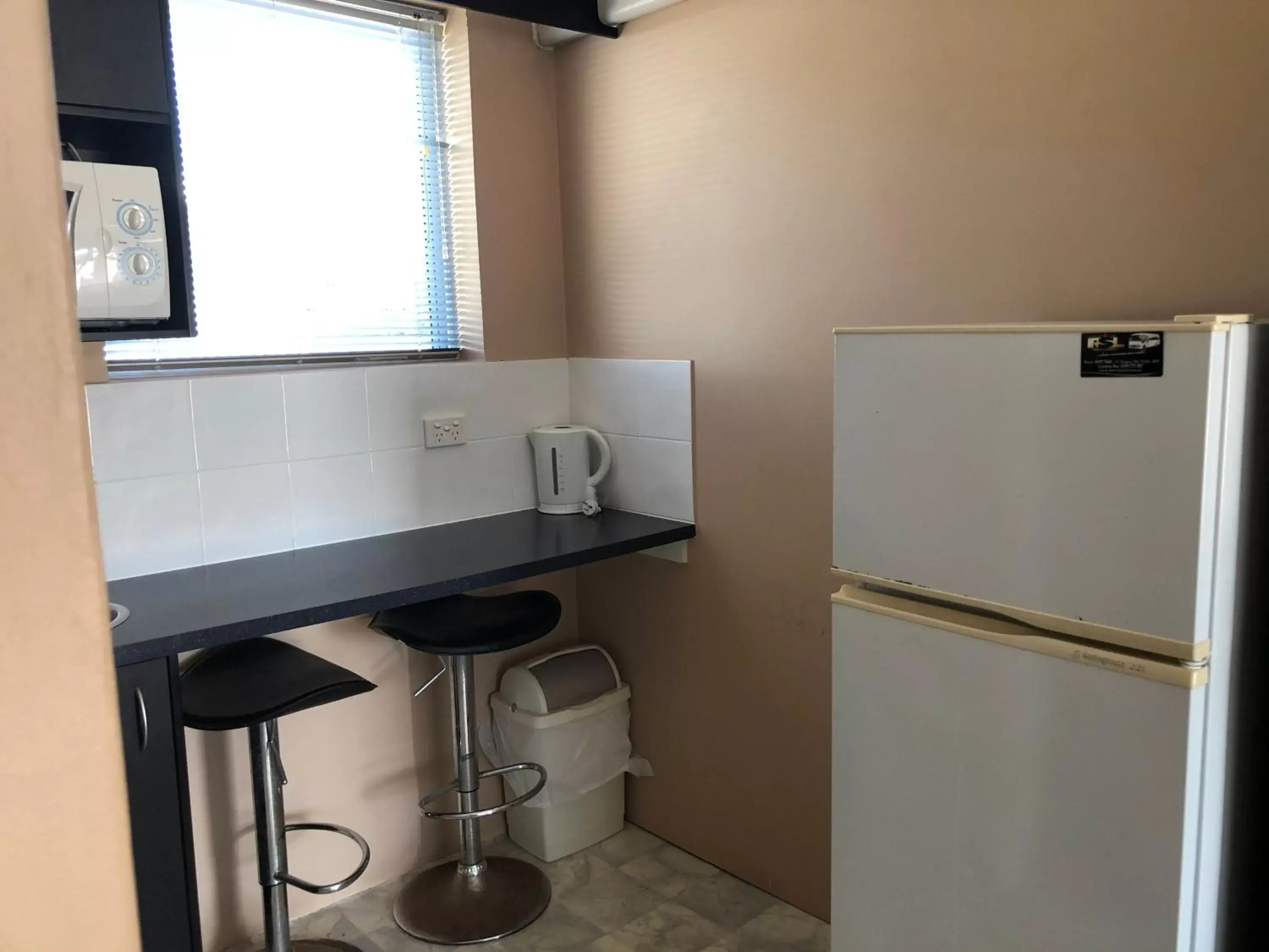 Kitchen or kitchenette, Kitchen/Kitchenette in Hervey Bay Motel