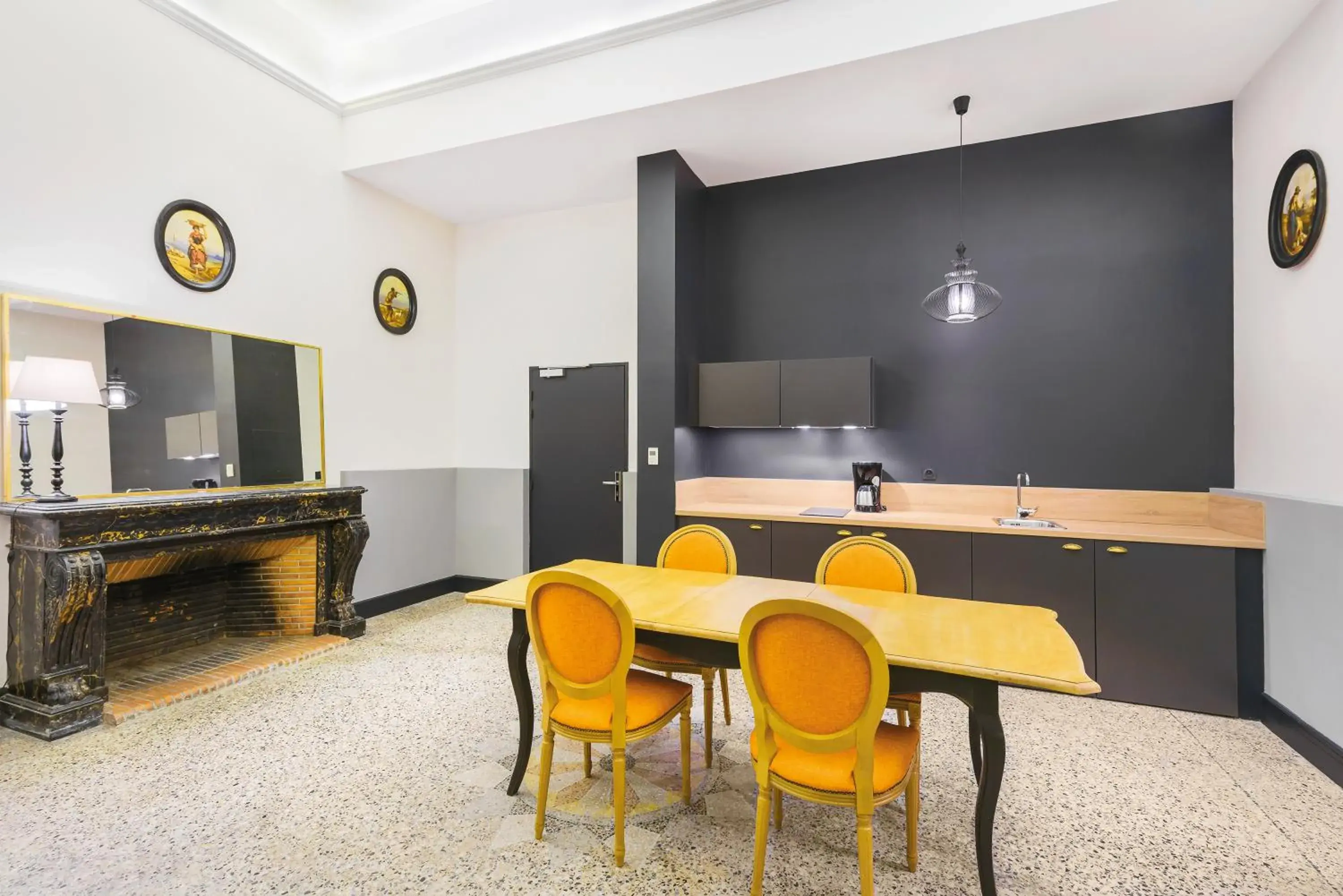 Kitchen or kitchenette, Dining Area in Appart City Nimes Arenes