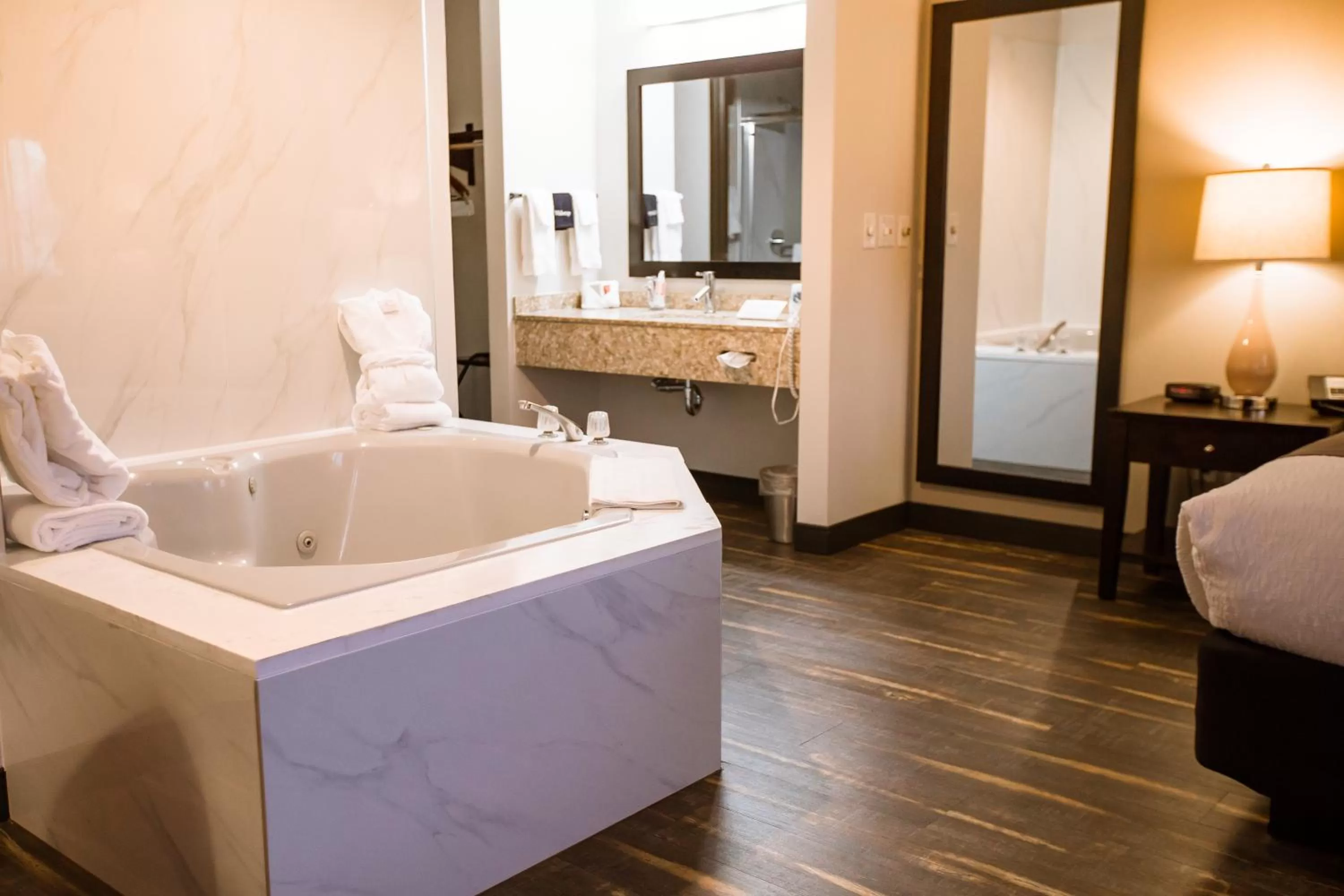 Open Air Bath, Bed in Ten Pin Inn & Suites