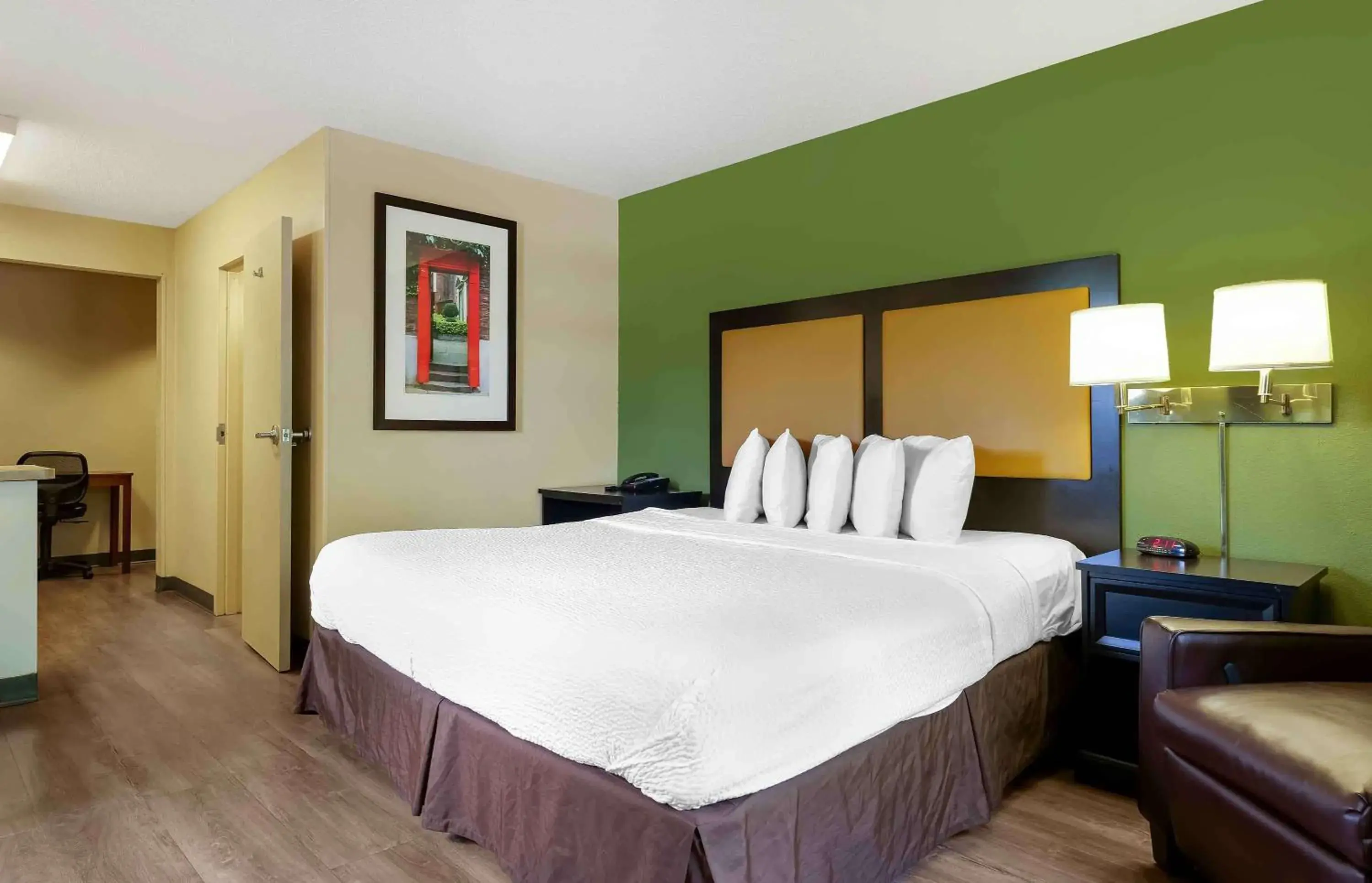 Bedroom, Bed in Sonesta Simply Suites Lansing