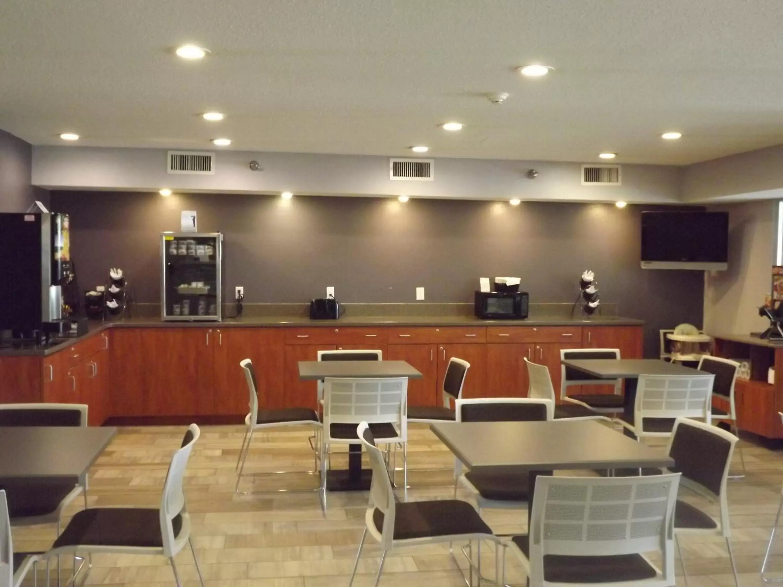 Lobby or reception, Restaurant/Places to Eat in MICROTEL Inn and Suites - Ames