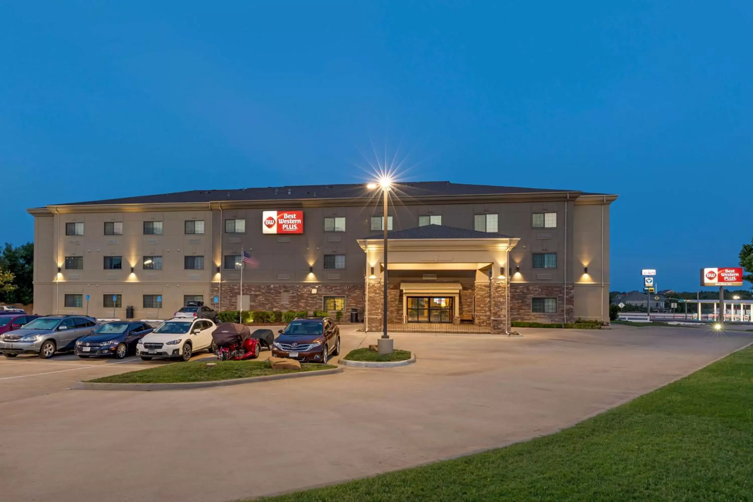 Property building in Best Western Plus Red River Inn Property building in Best Western Plus Red River Inn