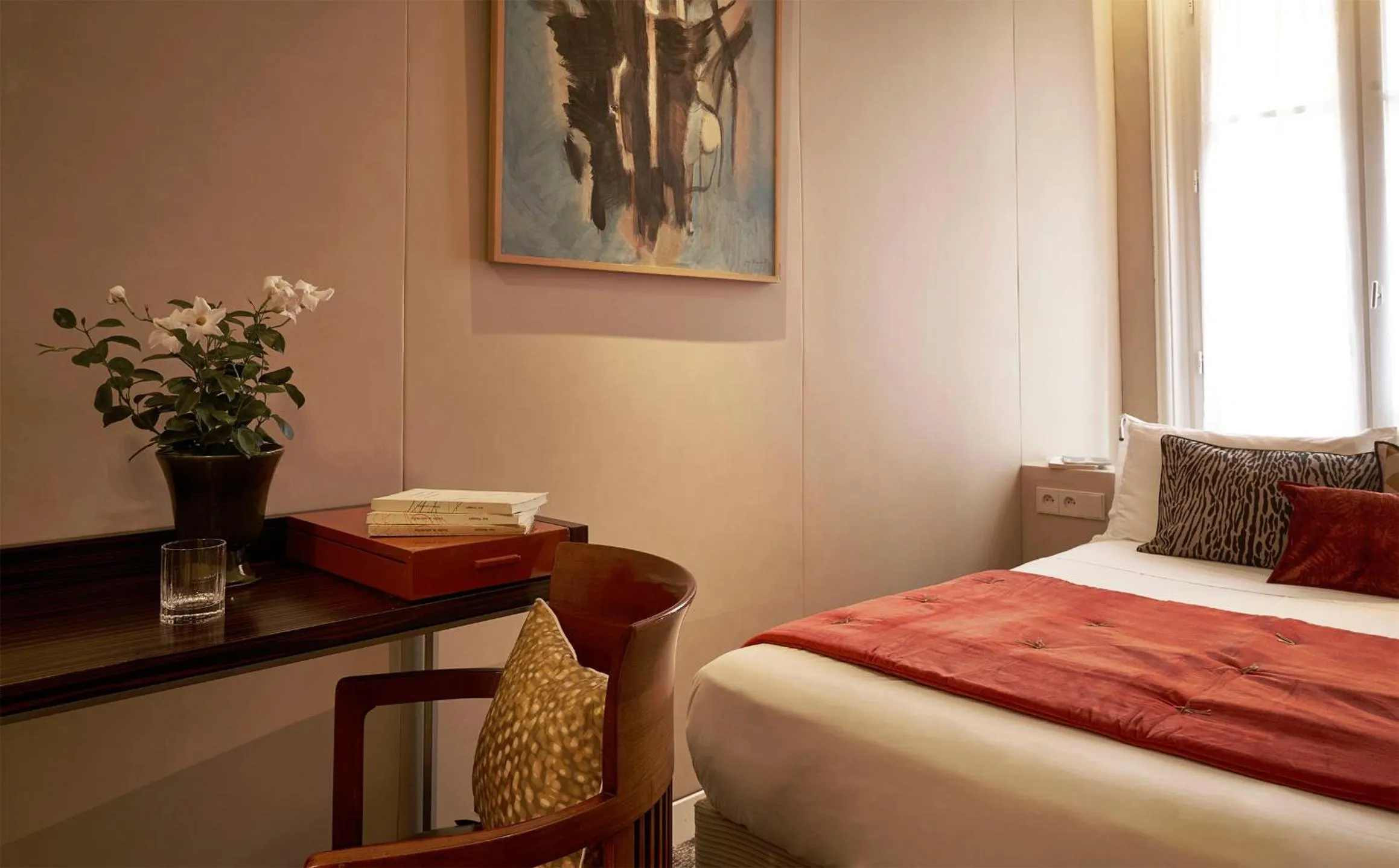 Photo of the whole room, Bed in Beausejour Ranelagh