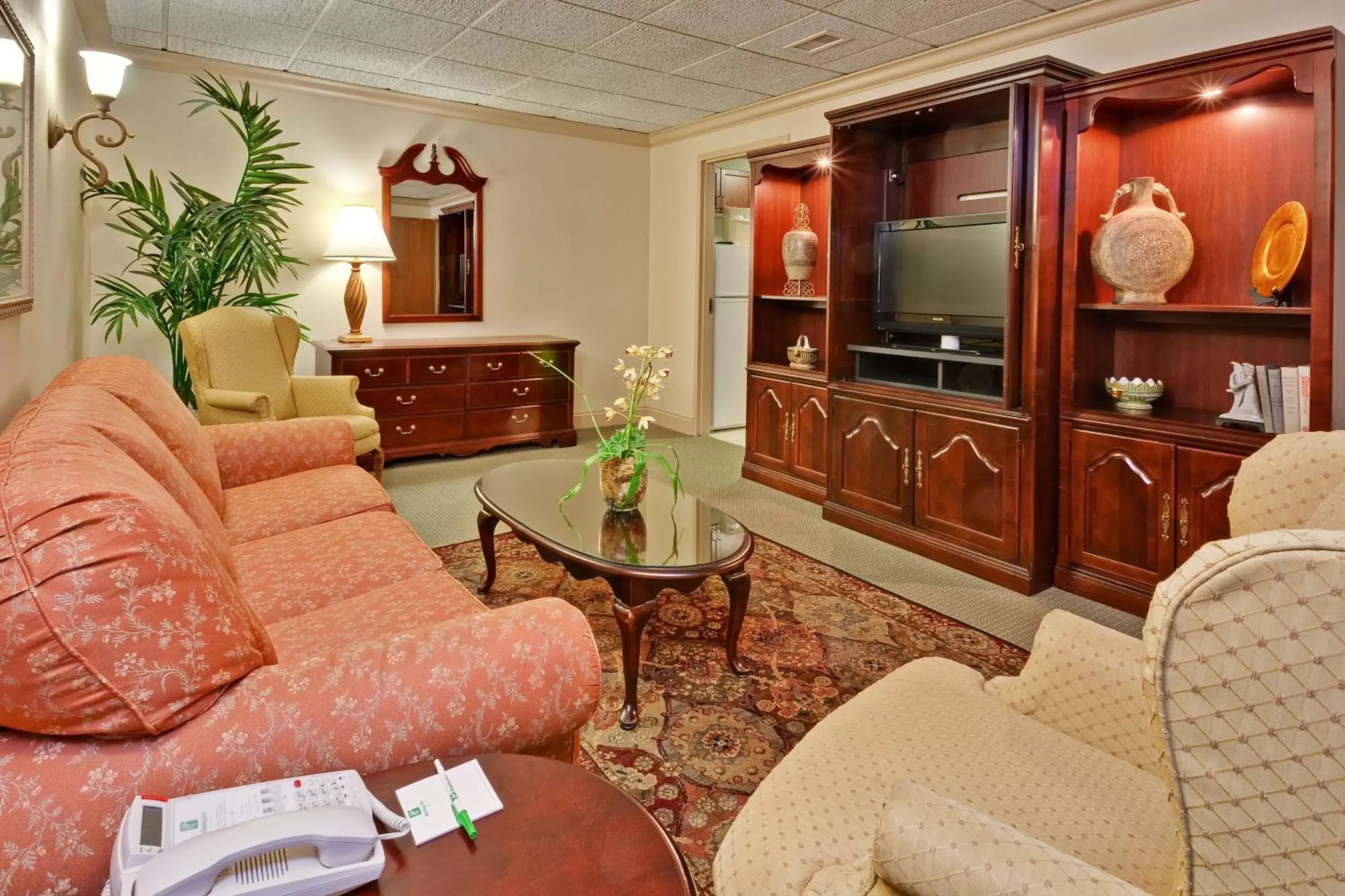 Photo of the whole room, Seating Area in Holiday Inn Memphis-University of Memphis, an IHG Hotel