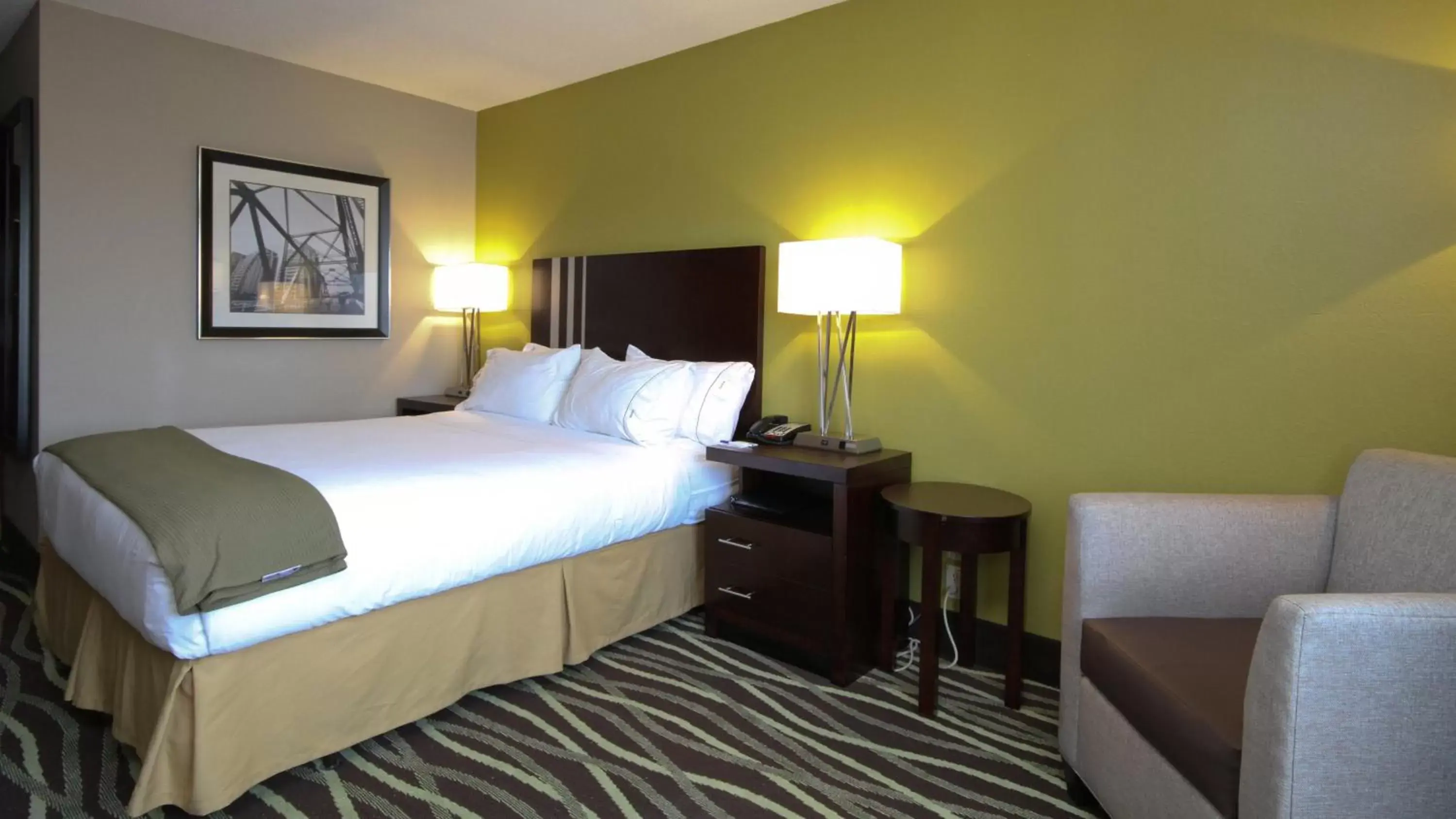 Photo of the whole room, Bed in Holiday Inn Express Marshall, an IHG Hotel