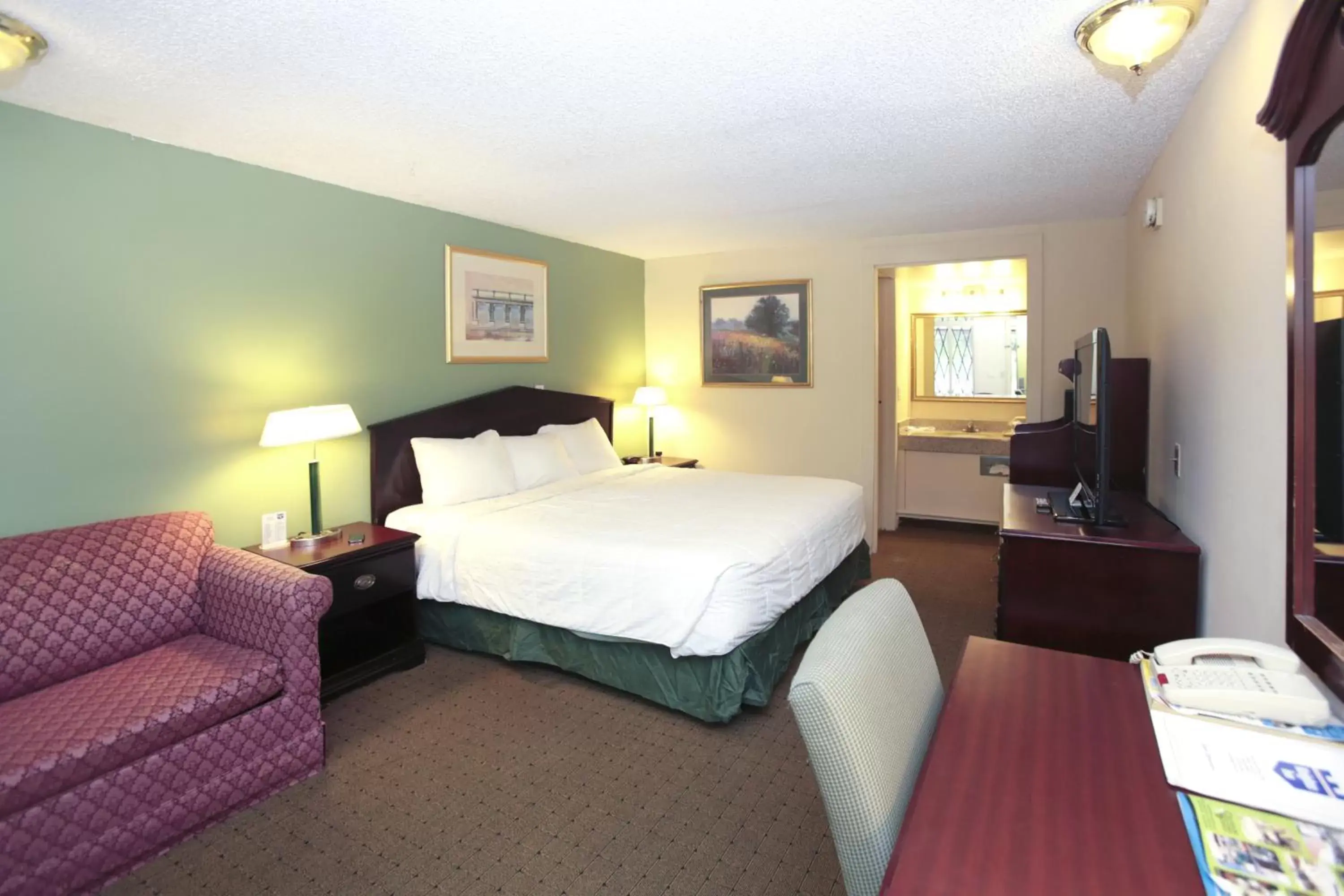 Bedroom, Bed in Knights Inn - Battle Creek Bedroom, Bed in Knights Inn - Battle Creek