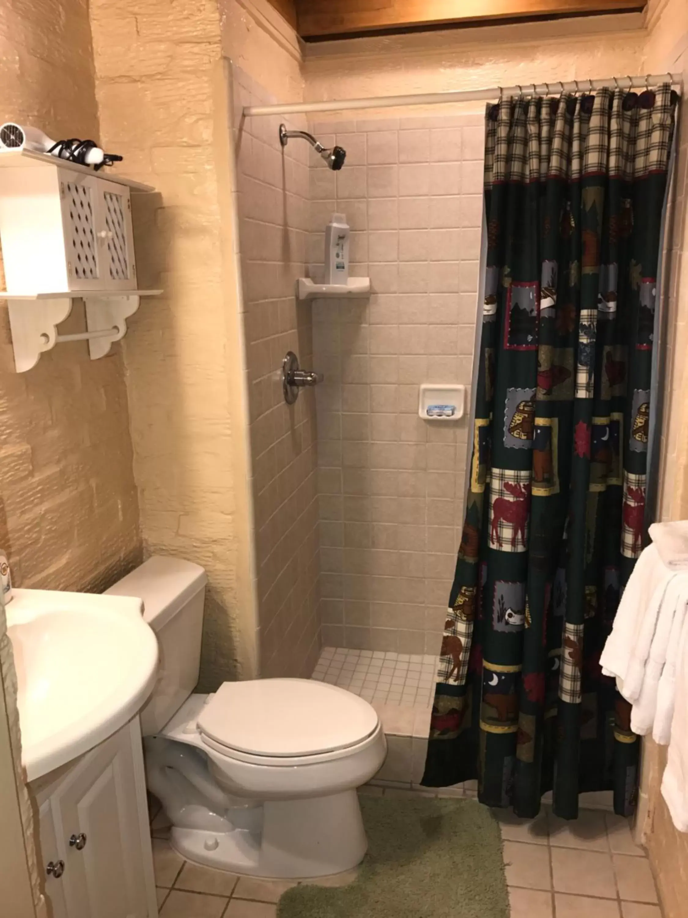Bathroom in Mountain Aire Cottages & Inn