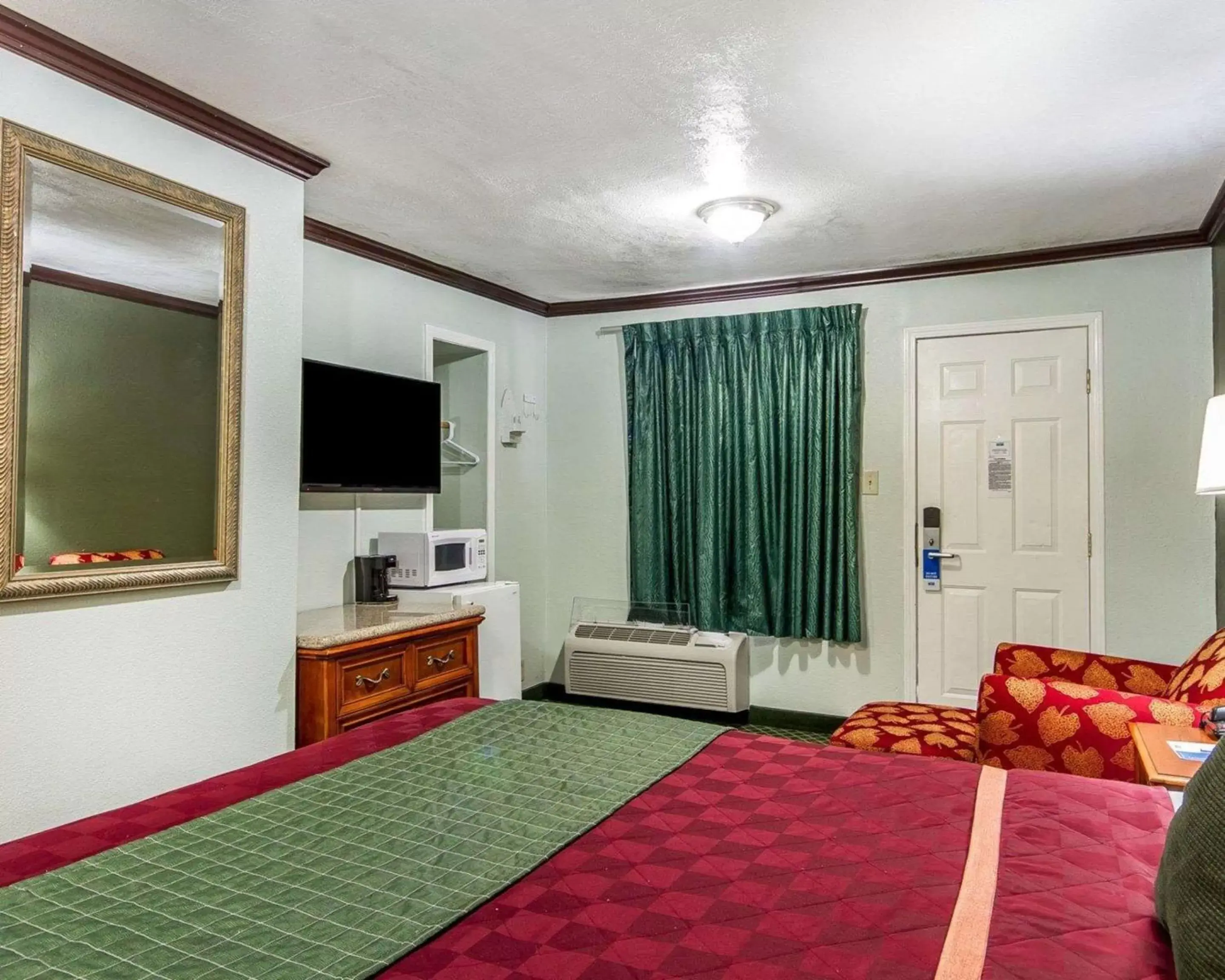 Photo of the whole room, Bed in Rodeway Inn Chico University Area