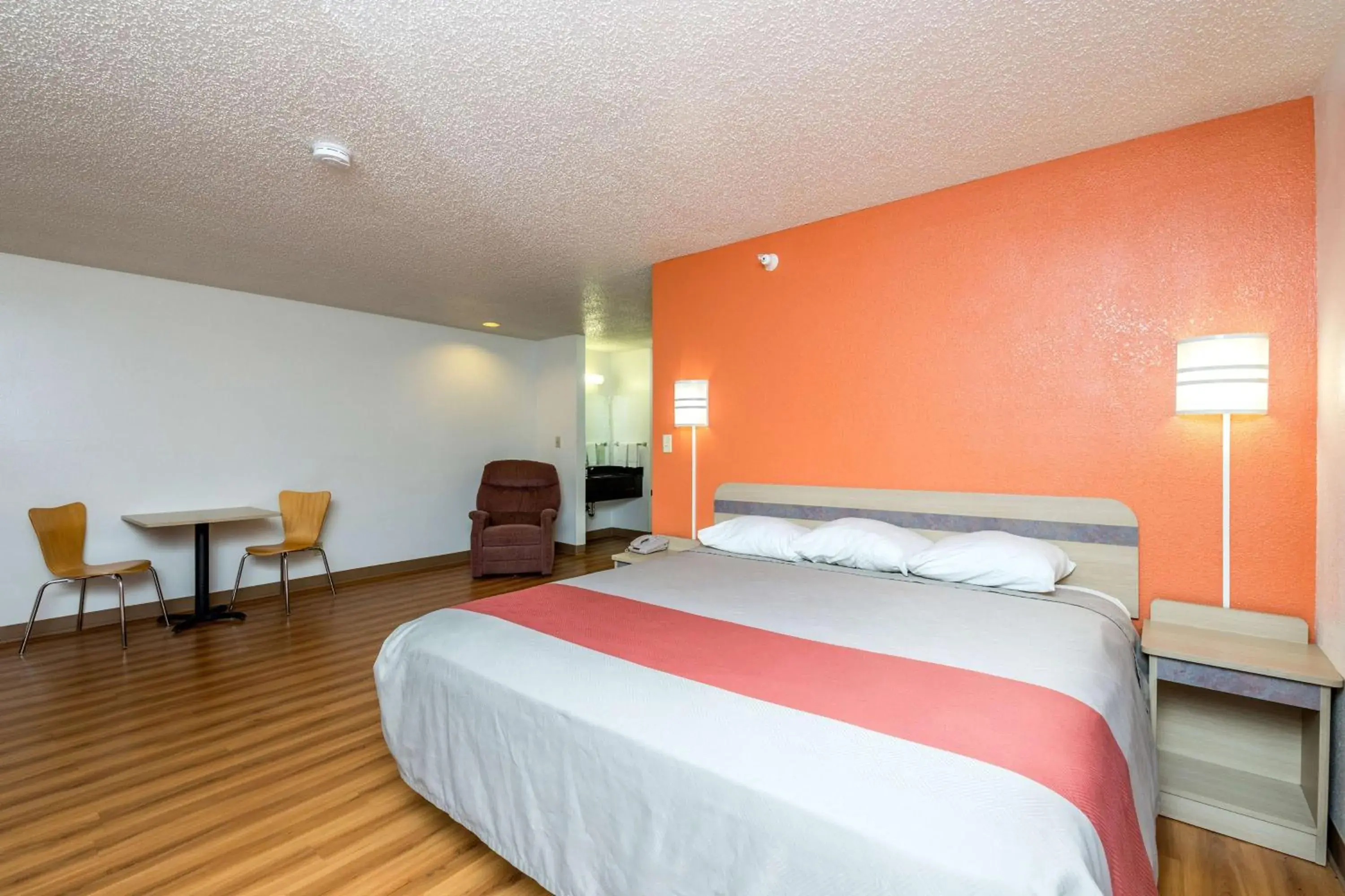 Photo of the whole room, Bed in Motel 6-Waterloo, IA