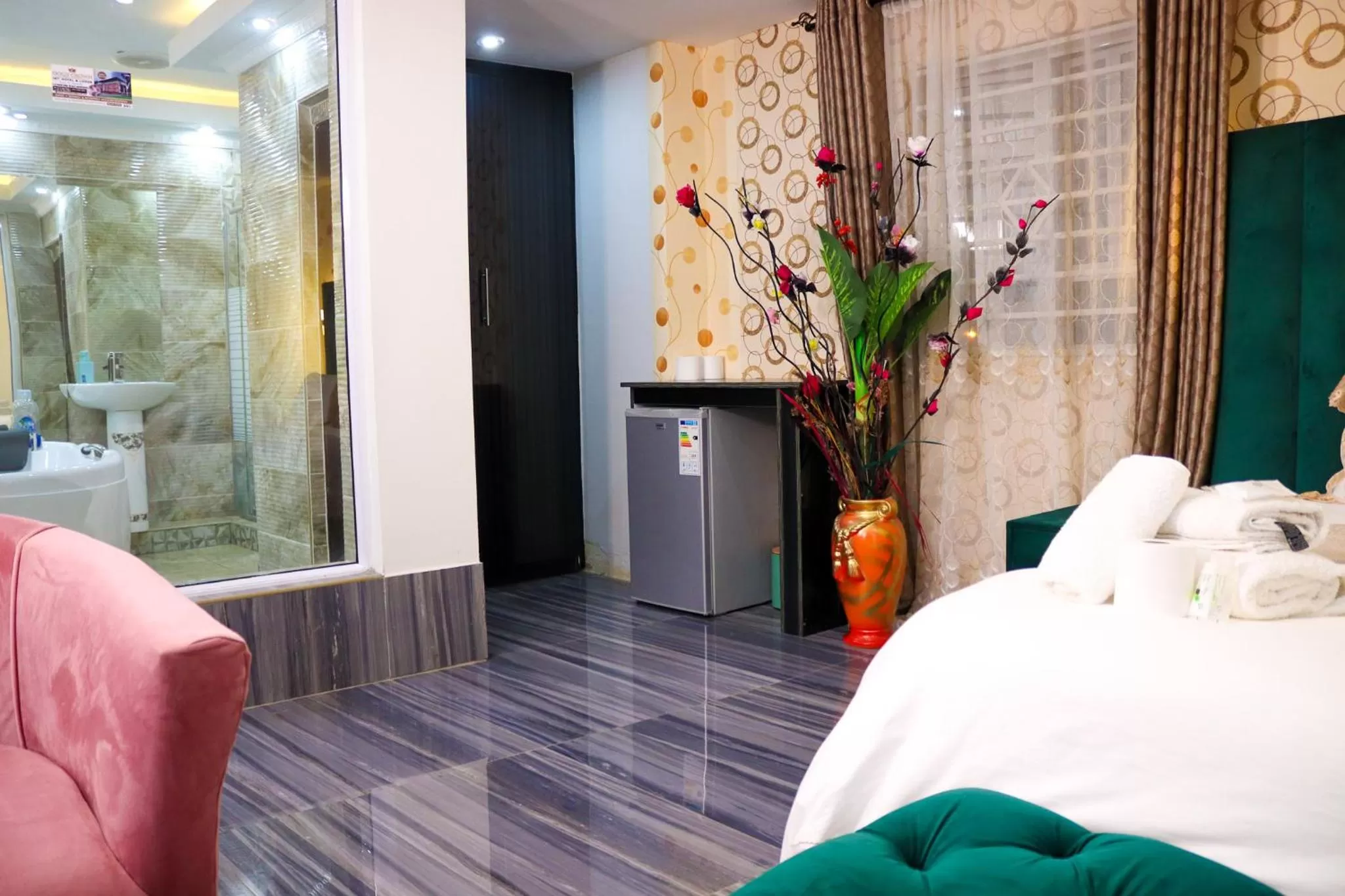 Massage, Bed in Gold Crown International Hotel Johannesburg